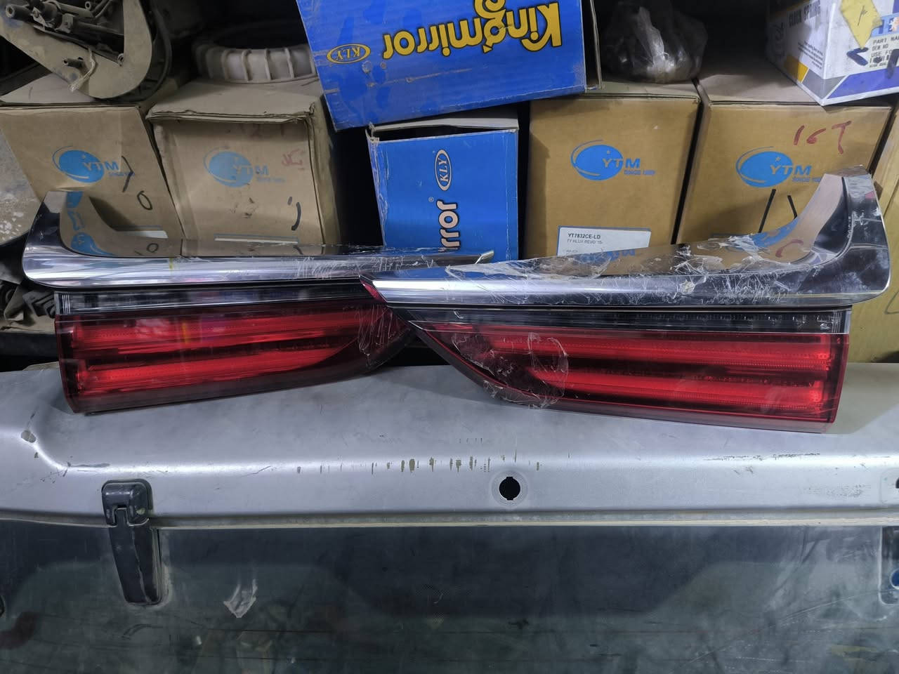 بك  لايت لكزز ياباني اصلي الي يفيدنة بخدمته يمنه ويسرة جدد شخط ما بيهن
***********
