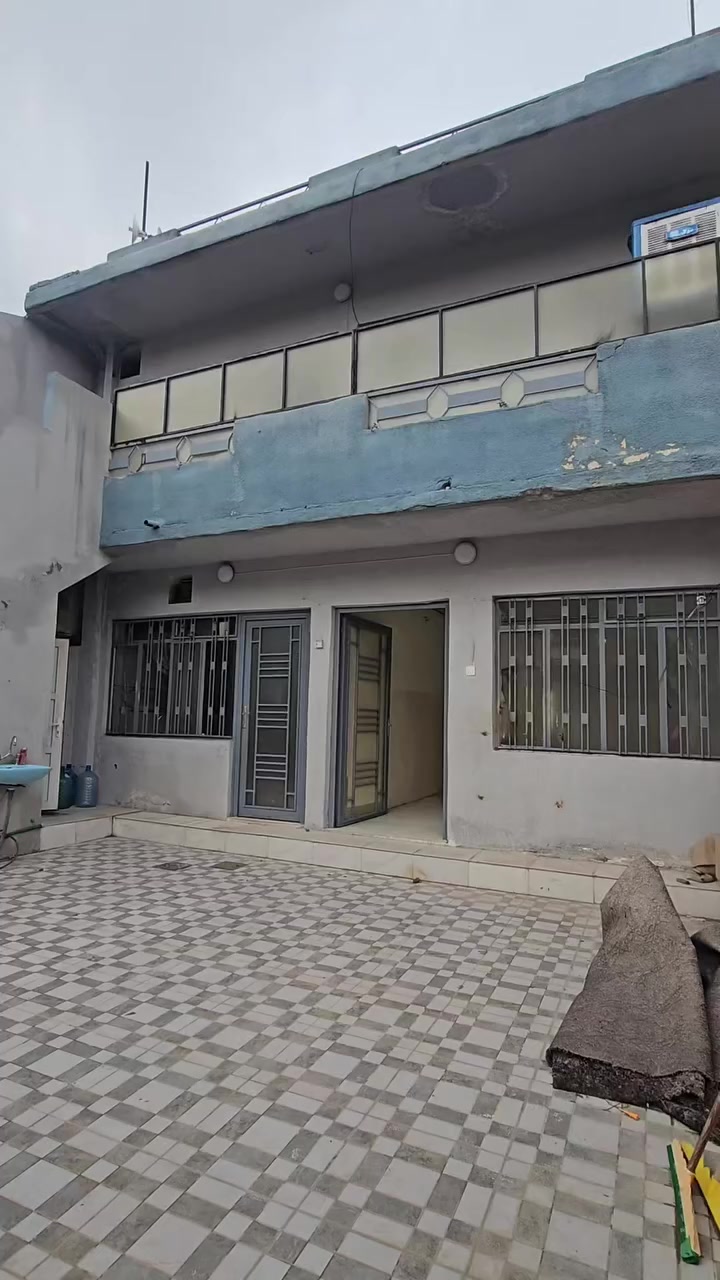 #عروض_ابوادم_للعقار
للايجار.   للايجار
دار للايجار طابق ارضي في حي السكر
كراج..مطبخ..هول..استقبال..غرفه نوم. صحيات. مخزن 
للاستفسار الاتصال على الارقام أو مراجعة المكتب 
***********
***********
عنوان المكتب حي السكر مقابل مستشفى الخنساء قرب صيدليه البقيع
