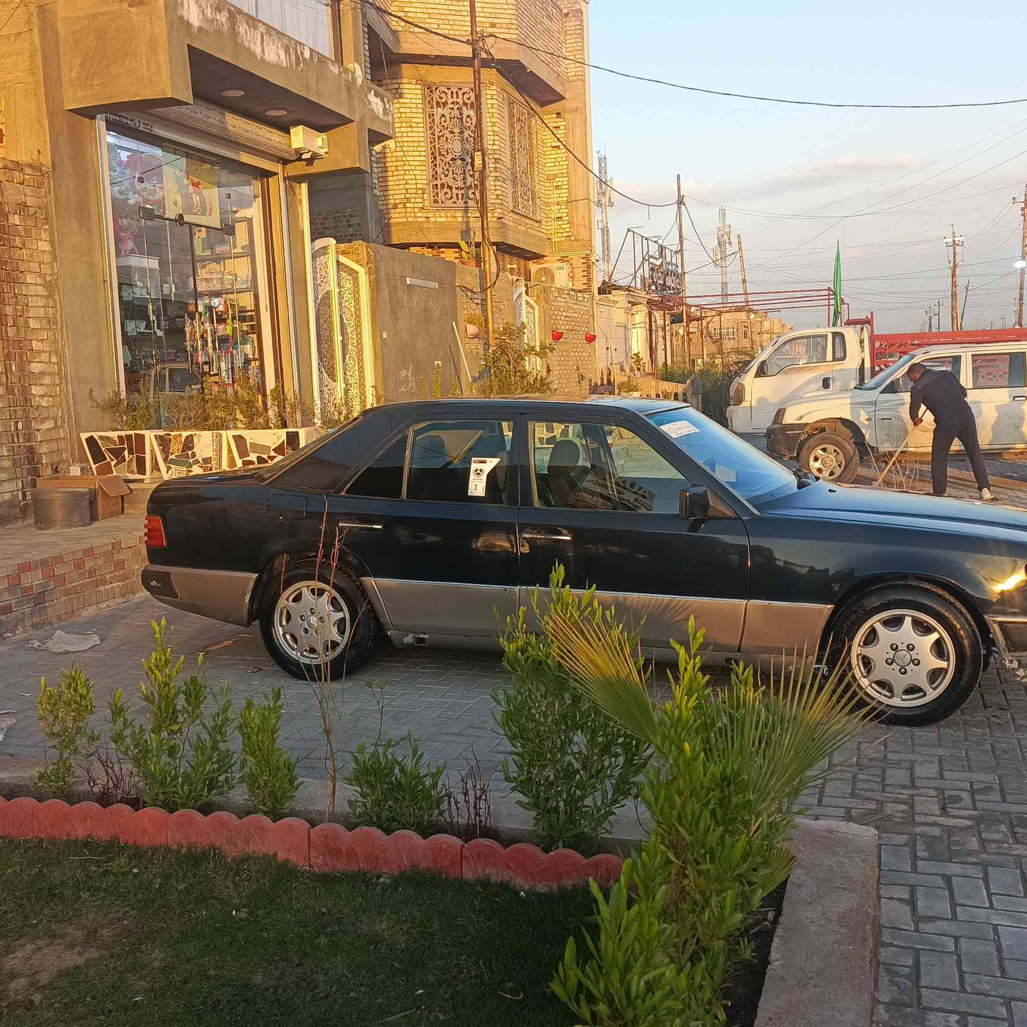 سلام عليكم 
مارسدس دب مديل 1987محدثه1992
سياره محوره vvt3000
سياره مصبوغه جماليه 
كهربائيات كله شغال 
سياره بسمي تحويل ثاني يوم 
سعر 57وبيه مجال 
عنوان بغداد حي اور 
رقم ***********
