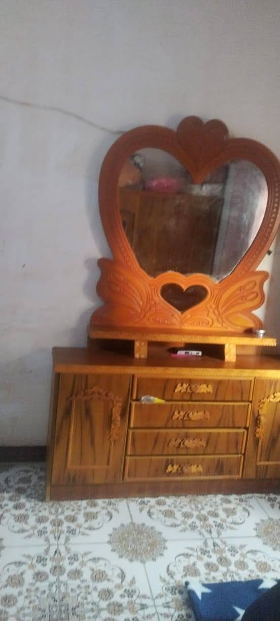 سلام عليكم غرفت نوم للبيع صاج بعدهة جديده احله من الصور السعر 850الف وبيهة مجال المكان قريت امام غربي رقم صاحب الغرفه   ***********ِ
