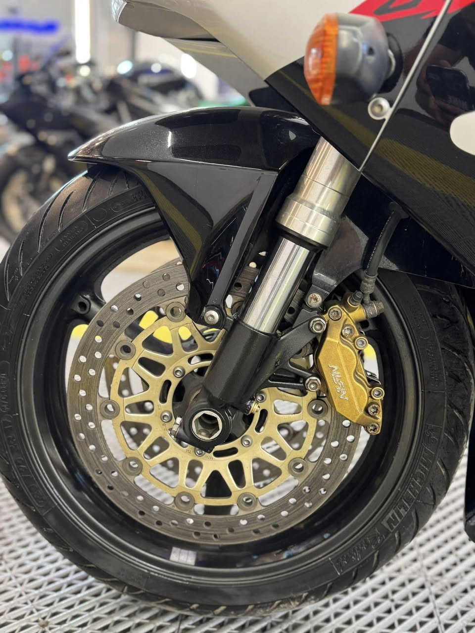 هوندا دفل 954 —،، honda
دراجة نظيفة جداً  صارلهة اقل الشهر نازلة من الرمبة وراعيها

 محافظ عليها، استعمال خفيف وما بيها أي تعب.

المكينة:  صافورة شرط الفحص وكفالة عامة✅

الهيكل: مستقيم وما بيه أي ضربات ✅

النظافة: 100% ✅

الدراجه جاهزة من ناحية كلشي 

دهن جديد بانزين كله محسن ممشتمه العادي 

جاهزة تشغل وتمشي مباشرة… ما تحتاج ولا فلس.

اللي يفتهم بالدراجات يعرف قيمتها  
الدراجه نضيفة بمعنى الكلمه ومكفوله كفاله عامة ✅🏅

المكان: (اليرموك اربع شوارع )

— خاص أو اتصال.

***********
