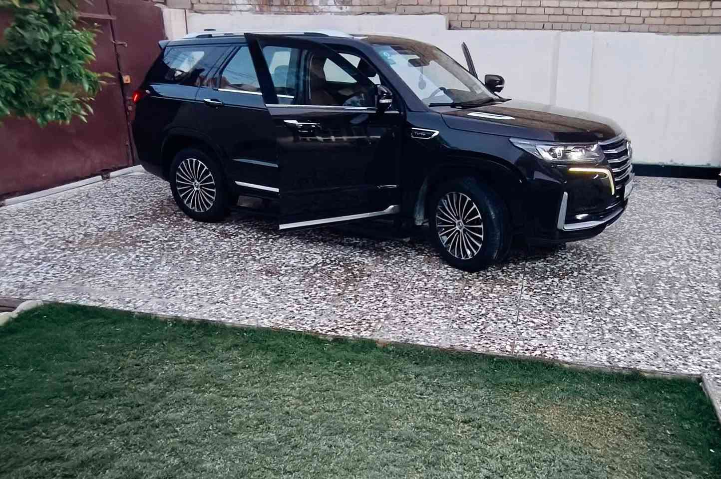 السلام عليكم 
شانجان CS 95 موديل 2023 لون اسود  
فول مواصفات رويال اعلى فئه 
7 راكب 
3 قطع تبريد 
4 كامرات محيطيه 
حساسات امامي وخلفي 
ورادار امامي وجانبي 
دوسات كهربائيه
 بانوراما 
كشنات كهرباء تبريد كشن
بصمه تشغيل 
بصمات ابواب
تشغيل عن بعد 
صندوگ كهرباء فتح وقفل ذكي على حركة الرجل
انارة ترحيب علامة شانجان ابلاد
4 انضمة قياده 
فور ويل
محرك توربو 2000 
 جاهزه من كلشي 
تخم تاير جديد باتري جديد
مابيها نقص ابد 

 اخوان خاص ماارد اتصال فقط ارد 

السياره اخذتها اقساط اقساط من الشركه تسديد بالشركه يدوي مو مصرف
تفاصيل اكثر واستفسار الاتصال على الرقم واني بالخدمه
***********
