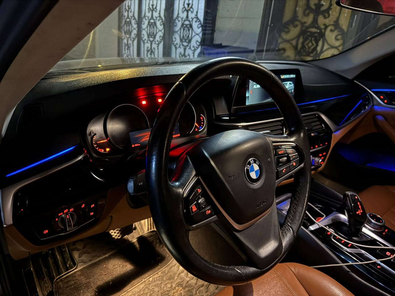 ‏Bmw 520i موديل 2018 ( بانزين ) خليجي
 السعر 135 $ 
  ابيع فقط  

اي استفسار........***********...... 
مكينه اربعه سلندر توين بور تيربو كلش قتصاديه وسريعه
شلعتها ومعدلها شي مخيف

السيارة بدون حادث كفاله عامه  فقط بابين مبدل بيهة امامي ثنينهن نفس الون للجمالية

السيارة خليجية 

تحويل او وكالة نفس اليوم 

المواصفات

بصمه تشغيل 
مثبت سرعه 
صندوك كهربائي + شفط 
ليد داخلي 12 لون بلاد 
كشنات اماميه  خزن  + ستيرن خزن 
شاشة جبيرة حساسات اماميه + خلفيه 
تحكم فتح وغلق الجام من خلال البصمه
مصابيح داخل يدات الابوب للترحيب وتذكير القفل وفتح السياره 
مري كلاب .. مري شفط 
كير اوتوماتيك + عادي 8 نمر ونظام sport
لايتات زينون بلاد عالي ناصي بك لايتات ليد بلاد 
داخل السياره جلد طبيعي مشمشي 
الكشنات الاماميه تحكم كهربائي فول
تحكم ستيرن جهتان فول 
ستيرن خزن كهالسيا
امكانيه التحكم في كمبيوتر السياره
ماوس داخلي للتحكم التام في السياره والكمبيوتر 
انظمه ملاحه متطوره حسب الموصفات
امكانيه ربط الهاتف بشكل متكامل
سايد بريك كهربائي بصمه 
نظام مانع الانزلاق
زجاج المرايا الجانبيه والوسطيه للسيارة عاكس للضوء
التبريد التحكم من قبل السائق او من خلال قياس درجات الحراره وتحكم التبريد الخلفي منفصل بالكامل عن الامامي مع امكانيه التحكم به من قبل السائق من خلال الكمبيوتر 
نظام الايرباك لجميع جوانب السياره
حساس امامي خلفي 
نظام السماعات فول استريو +دمام ومضخم بلاد
كمبيوتر لفحص جميع المركبه وعند وجود اي خلل يخبرك في مكان العطل والخلل 

ملاحظة .. 
عندي خلل بل محرك فقط هذا ينزل من السعر  البيع 
مكاني بغداد الدورة...
