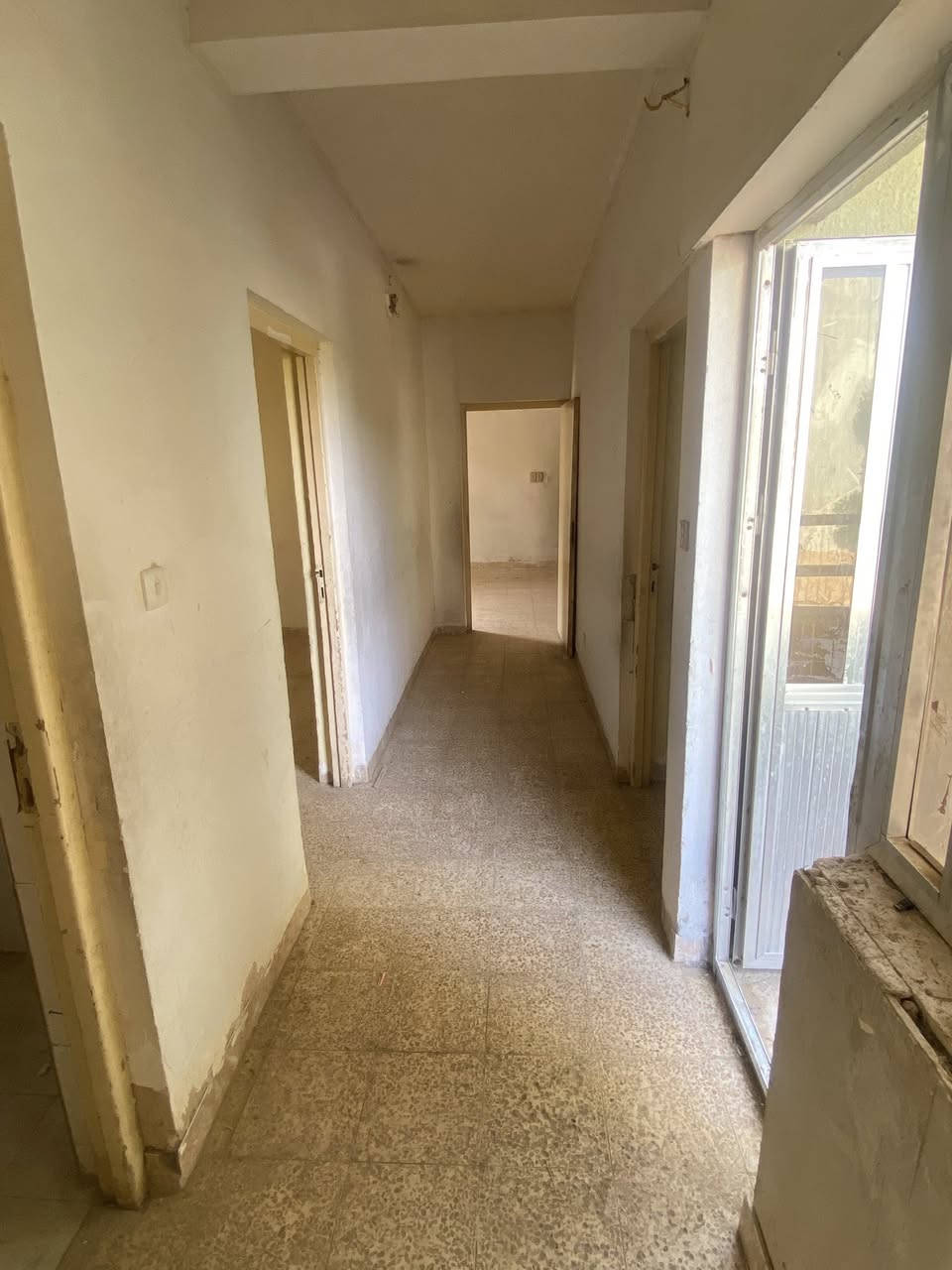 � شقة للبيع – زين القوس / مجمع الشهيدة إسراء
📍 الموقع: على الشارع العام
🏢 الطابق: الثاني
🏗️ العمارة: 14A
📐 المساحة: 150 م²

🛏️ 3 غرف نوم
🛋️ صالة كبيرة + بلكونة 🌤️
🍳 مطبخ حار + بارد مع بلكونة
🚿 مجموعة صحيات
💧 مصفرة ماء
⚡ مصفرة كهرباء 

📞مناسبة للسكن العائلي
للاستفسار  ***********
