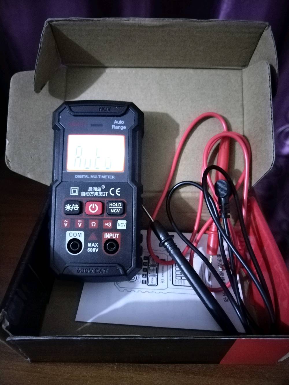 جهاز ملتي ميتر الكتروني جديد بالة لقياس الفولت المستمر والمتناوب وقياس المقاومات يكتشف المصدر ووحدة قياسه اوتوماتيكا مع خاصية NCV لاكتشاف الحث الكهرومغناطيسي داخل الاسلاك مع انارة للشاشة لقراءة القيم بوضوح مع لد صغير للانارة الخارجية ، يعمل على بطاريتي ريموت ، السعر ١٥ الف دينار فقط مع خدمة التوصيل لجميع المحافظات ٥٠٠٠ دينار.