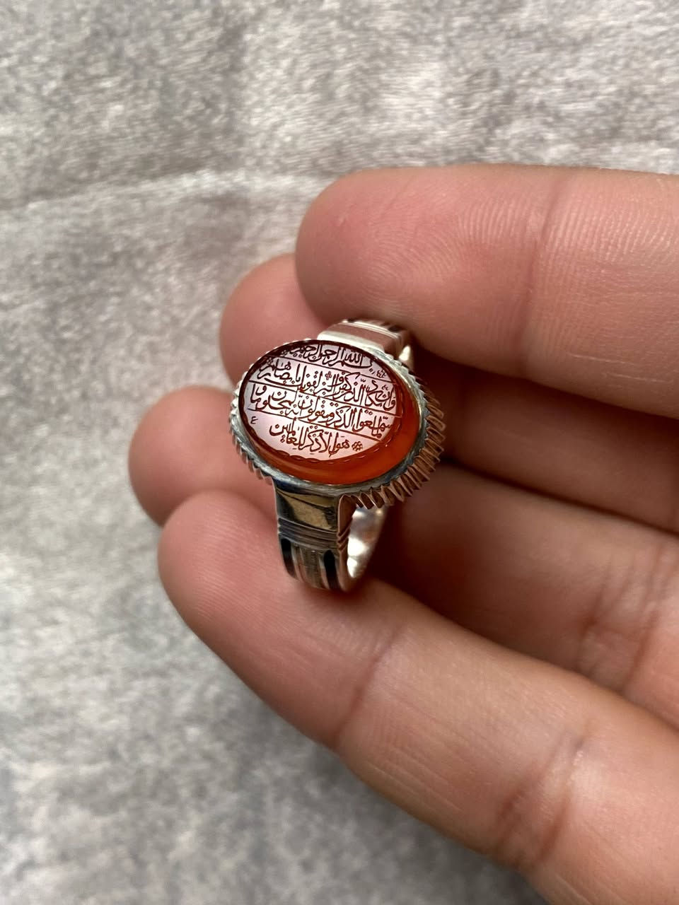 اللهم صل على محمد وآل محمد 
خاتم من العقيق اليماني خام ياقوتي 

مقاس الخاتم 23 مقاس الحجرة 13 ملم 
مصاغ يدوي المبدع ( ضيغمي ) فضة ( ختم 925 )

مخطوط الاية الكريمة { وإن يكاد الذين كفروا ليزلقونك بأبصارهم لما سمعوا الذكر ويقولون إنه لمجنون * وما هو إلا ذكر للعالمين }

بخط عرفانيان من تلامذة الاستاذ عباس ظابطي ✍️
التي جسدت مظلومية مولاي امير المؤمنين 

للاستفسار خاص او واتساب *********** ☎️
توصيل جميع محافظات العراق 🚘

