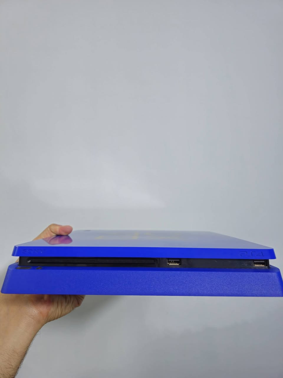 ps4 slim limited edition 
مستعمل نظيف نظافة 100% ممفتوح هارد 1TB اونلاين امريكي وياه جوستك اصلي وياه قاعدة للبلي و غراضه كامله 
سعر 300 الف 
تواصل واتساب ***********
