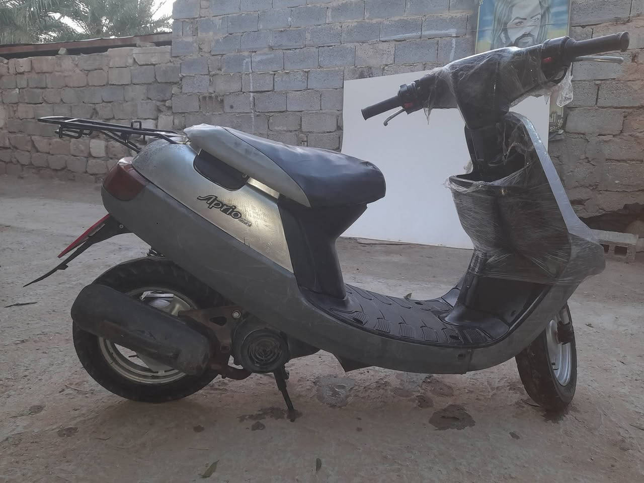 دراجة مديل 200 مكينة خرسة فول كهربائيات يشتغل بس يراد باتري ول سكان مالتهة عوج شوية ابرأك تايرات نضيفات  سعر 200 وبيهة مجال تصل وتدلل***********
***********
