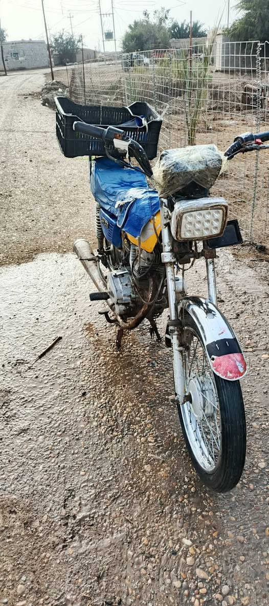 السلام عليكم دراجه للبيع ايرانية محركها مال ستوته ادوات سعرها 300 وبيها مجال شغاله نكره كهربائيات شغاله المكان ميسان ناحية المجر الكبير للاتصال ***********
