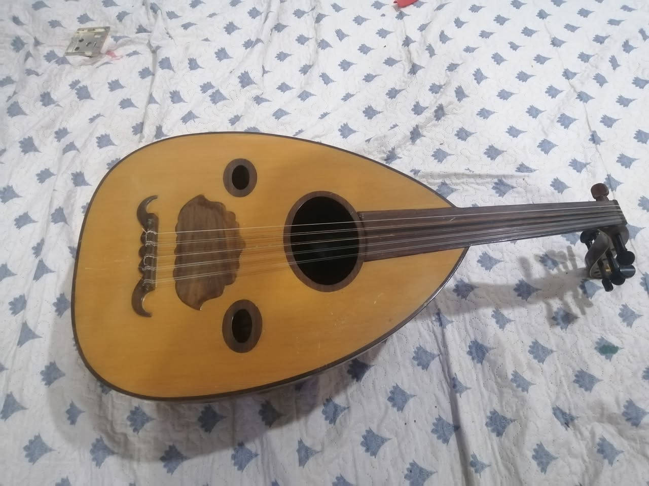 عود عراقي صناعه ثابت البصري للبيع عود قديم
المراسله  خاص ***********.  الناصريه
الطول ٥٠
طول الزند ٢٠
العرض ٣٨
سيسم قيطان نارنج
العود خفيف جدا ٧٥٠ غرام
٣٦ ريشه
