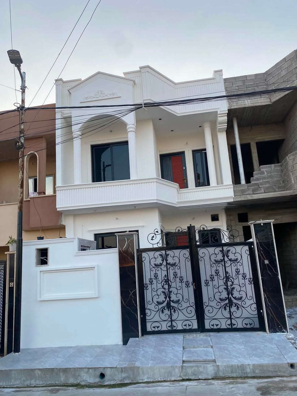 🏡🔥 بيع مستعجل جداً – داران توأم للبيع 🔥🏡

📍 الموقع: الملايين الثانية، قرب جامع لله ما في السماوات وما في الأرض.

📄 صنف العقار: سند زراعي (25 حق التصرف) مع وصل بلدية.

📐 المساحة: 120 م² لكل دار.
📏 الواجهة: 6 أمتار لكل دار.

🏠 مواصفات كل دار:

* طابقان.
* كراج.
* غرفة استقبال.
* هول.
* مطبخ.
* غرفة نوم في الطابق الأرضي.
* مجاميع صحية.

🔹 الطابق الثاني:

* 3 غرف نوم.
* غرفة ماستر (سويت).
* هول.
* مجاميع صحية.

✅ الداران بنفس المواصفات والتصميم.

📞 للاستفسار:

* الاتصال أو واتساب:
    ***********
    ***********

⏳ بيع مستعجل… الجادون فقط.
