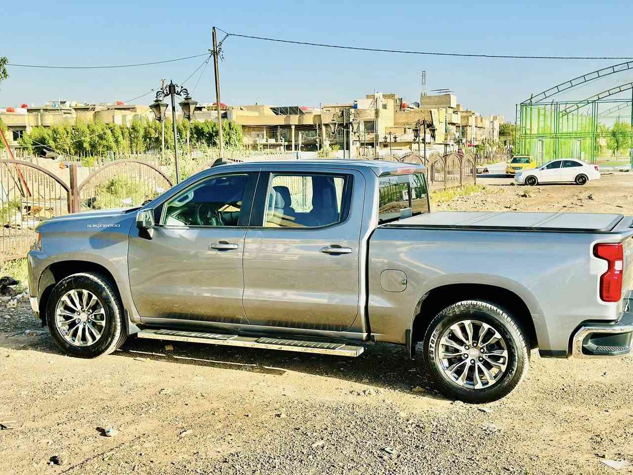 السلام عليكم
شوفوليت سلفرادو LT 2020 
مواصفات 
نضام تشقيل وطفه ذاتي 
٣ انضمه قياده 
١نورمل ٢ سبورت رياضي ٣ يكو 
مكينه 8 5300 مكينه وكير كفاله
بصمة أبواب وبصمة تشغيل 
اوتو ستوب
كشن السايق فول كهربائي 
كشنات تدفئه
ستيرن تدفئة 
شاشه كار بلي +اندرود
كروز سرعه
باب البدي كهربائي
غطاء بدي اصلي وكاله
الجامه الخلفيه سلايت
صبغ جاملغ وبنيد فقط لاغير 
السعر مناسب
***********
