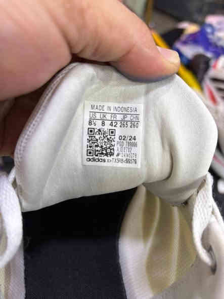 ماركة adidas شرط أورجينال
النظافه عالية موديل2024 
القياس 42
طول القدم 26.5
يوجد توصيل جميع المحافظات
التواصل عن طريق الماسنجر والواتساب ***********
العنوان الموصل دواسه خارج قرب فلافل من جهة قصر المطران
