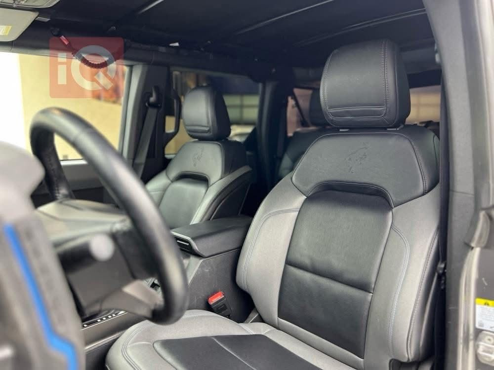 Ford Bronco 2023
فورد برونكو ٢٠٢٣

مواصفات 🏔️Black Diamond(مقاعد جلد و تدفئة-لوحة فيادة رقمية-بصمة ابواب و تشغيل-تشغيل عن بعد-رادار جانبي -رادار امامي-حساسات خلفية-سقف چادر حلي طول السيارة يفتح)

دفع رباعي مع انواع المودات-AWD

مكينة ٤سلندر+توربو حجم ٢.٣لتر

ماشية 35,000 ميل و بحالة جداً ممتازة 

ضرر السيارة باب السايق و جاملغ مع حافة البنيد بدون دواخل و ايرباك

السيارة كلش حلوة و نظيفة

(شرط الترقيم اكيد)

السيارة رقم كاتي تترقم دهوك اربيل سليمانيه 

مكفولة من كير و محرك و كهربائيات

و ب سعر315$ ورقة و بيها مجال

مكان السيارة

دهوك -واتساب ***********
