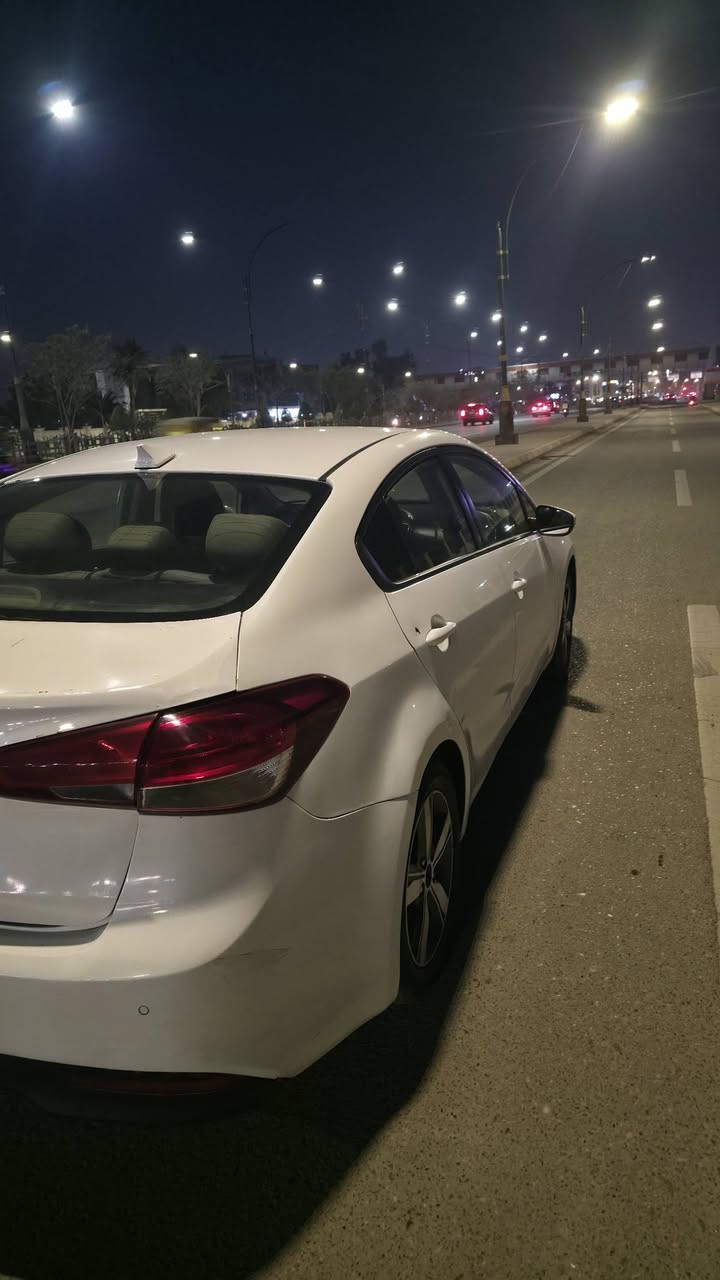 سلام عليكم 
فورتي 18 وارد أمريكي ضرر صندوق من امريكا  مواصفات شاشا بلاد ابل كار أندرويد اوتو تحكم ستيرين حاكيه مثبت سرعه 
للاستفسار اتصال على رقم ***********
