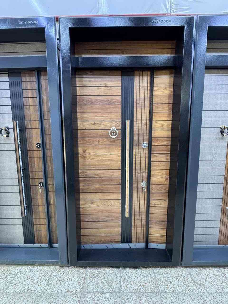 بعد التوكل على الله 
نقدّم أبواب منزلية داخلية وخارجية بتصاميم أنيقة وعصرية تجمع بين الجمال والمتانة، مناسبة للمنازل والمكاتب والمحلات.
متوفر: خشب • حديد • زجاج • ألمنيوم — بكافة القياسات والتصاميم حسب الطلب.
خدماتنا تشمل:
✔️ قياس مجاني واستشارة
✔️ تركيب احترافي بكادر متكامل (حداد، نجار، بناء، صباغ)
✔️ تبديل الأبواب القديمة وتركيب الجديدة
✔️ معالجة القياسات الخاصة والحرجة
✔️ حركة سلسة وعزل ممتاز
🎯 خصومات خاصة للمقاولين، المشاريع، المجمعات السكنية والمكاتب العقارية
عنوانه السيديه الشارع التجاري مقابل مجمع النخيل 
📞 واتساب: ***********
نعمل في جميع المحافظات 
#أبواب #تفصيل_أبواب #تشطيبات
