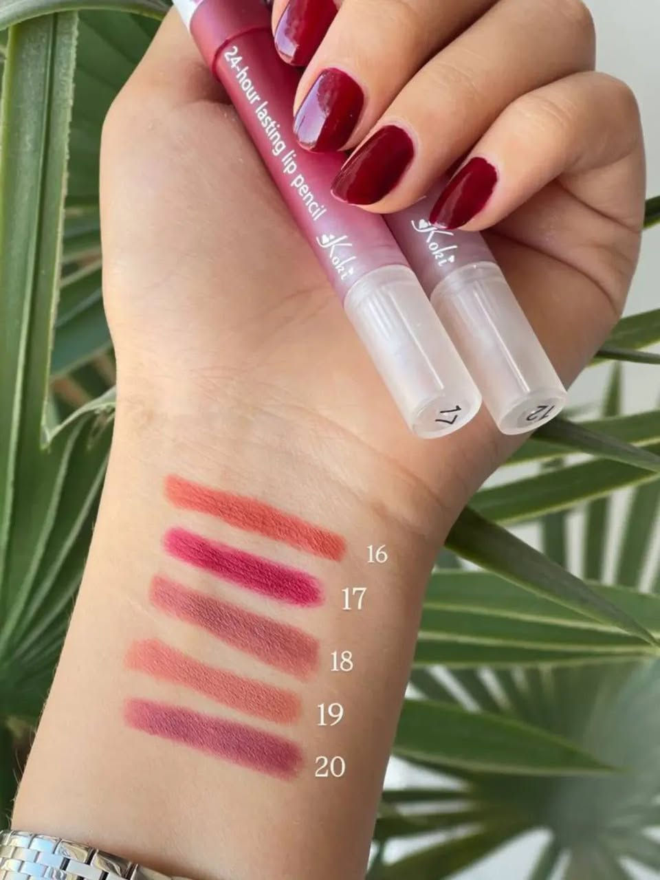 قلم 2في 1 تحديد + قلم حمرة ستك الشفاه من كوكي (Koki). 

قلم تحديد شفاه يدوم طويلاً.
مصمم ليدوم لمدة 24 ساعة ومقاوم للماء.
يتميز بقوام كريمي وناعم على الشفاه.
يمكن استخدامه لتحديد محيط الشفاه بدقة أو لملء الشفاه بالكامل للحصول على لون ثابت ومطفأ (matte).
يساعد في تحسين ثبات أحمر الشفاه ومنع تسربه حول الشفاه.

سعر 3،000
عنوان بغداد اركية وفاضل شارع المسبح العام
توصيل داخل المنطقة مجاناً بغداد والمحافظات 5
للحجز والاستفسار مراسلة الصفحة او الرقم ***********
