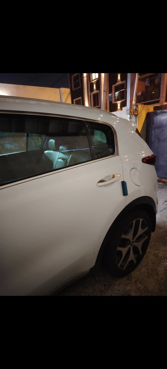 السلام عليكم 
كيا سبورتج 2016 خليجي محرك 2400 المرغوب
                 Kia Sportage GT Line
 فور ويل دفع رباعي
نضام صعود منحدرات 
 شاشة اعطال 
 سستم صوت JBL بلادي 
بصمة + بصمة أبواب  
 شحن لاسلكي 
 هاندبريك دكمة
 سقف بنراما 
 كشنات جلد 
 
✅ تحكم ستيرن 3 انضمة ( سبورت ايكو نورمال )
✅ مري شفط مع نضام الترحيب و أشاير بالمري 
✅ تبريد قطعين  
✅ شاشة كامره 
✅ رادار امامي خلفي جوانب ( مانع اصطدام )
✅ كروز مثبت سرعة 
✅ تحكم ستيرن كامل ( فول تحكم )
✅ شاحن واير ليس منافذ UPS امامية وخلفية 
✅ لايتات زنون + كشافات ضباب 
✅ مانع انزلاق
سيارة كلش نظيفه مال بيت
والسعر هم حلو 
بغداد الاعظمية ***********
فقط انتصال
