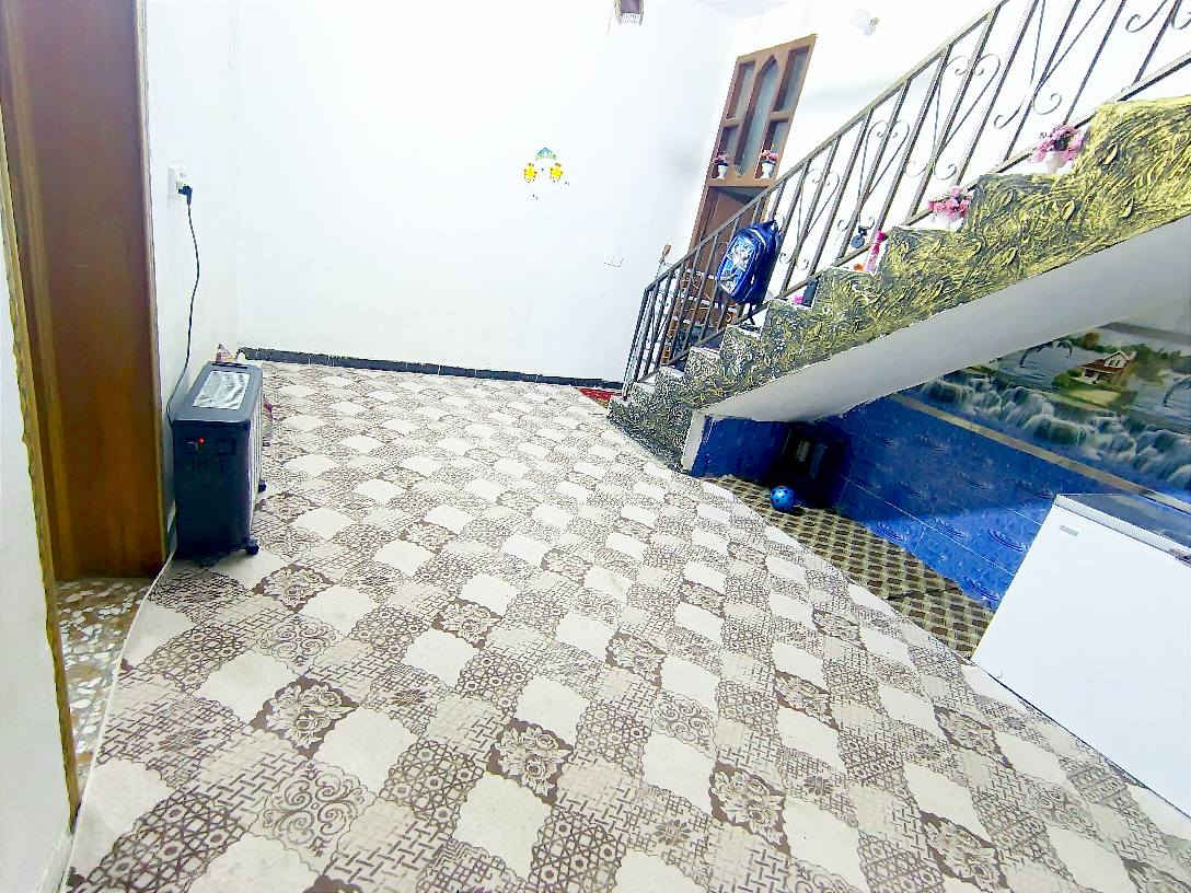 بيت طابقين مساحة 100 متر سند 25 مداور مباشر بأسم المشتري 
بناء طابوك صب كونكريت
غرفتين ومطبخ وصاله واستقبال ومجمع صحيات داخلي وخارجي
السعر 45 ويرهم قسط 50 العنوان 
طويريج قرب سيطرة ام الهوى بجانب الحولي فرع حلويات مذاق الملكه يبعد 200 متر عن الشارع
رقم الهاتف *********** المصيب, بابل
