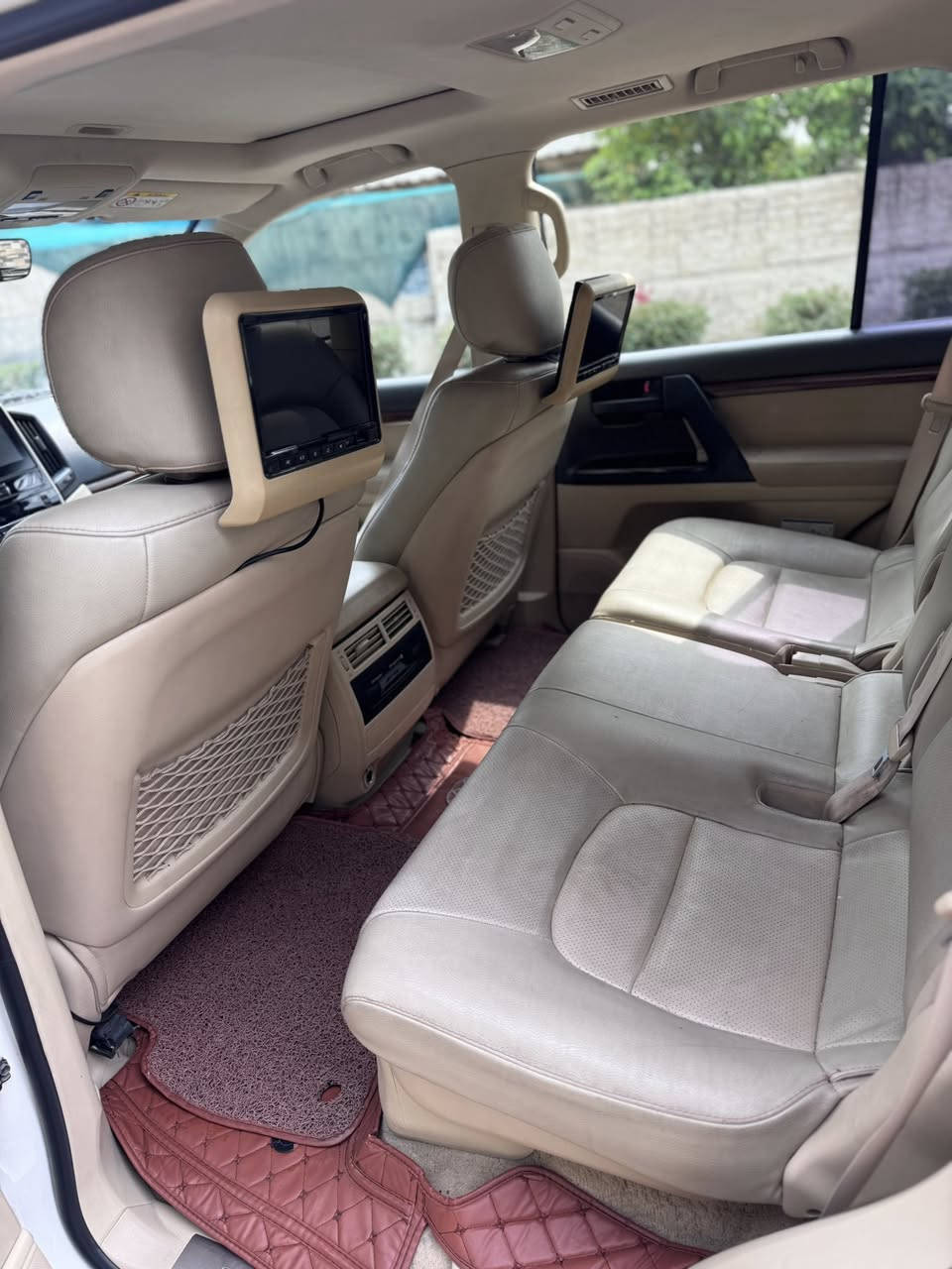 السلام عليكم 

للبيع تويوتا لاندكروزر 2017 WHITE EDITION وايت ادشن

ماشية 105 الف 

رقم سليمانية بأسمي تحويل مباشر

مكينه 6 سلندر
 
_الون ابيض صدفي 

_شاشه كبيره بلاديه 3 

كامرات محيطية حتى بالمرايات

_ كشنات جلد 

طفاية 

_كشنات الامامية كهرباء 3 وضعيات

_ ستيرن كهرباء 

_ثلاجه 
_ شاحن واير ليس او شاحن لاسلكي 

_ مري شفط او قلاب عند الرجوع 

_ سلايد روف 

_ بصمة تشغيل وبصمة ابواب

_ حساسات اماميه وحساسات خلفية

_ زراكات لايت بلدعاميه 

_تشغيل عن بعد 

_لايتات لد زنون اصلي عدسات 

دواخل نضيفة وبلادي على وضع الشركة

_والباقي معروفة مواصفات الوايت ادشن

السيارة مبدل بيها جاملغ وباب جهة السكن وبيها طخة بسيطة بالباب الخلفي باقية على وضعها كما موضح بالصور

غير ذني السيارة كفالة

السعر 42,000 يعني 420 ورقة وبيها مجال

مكاني بغداد المشتل

رقمي ***********
