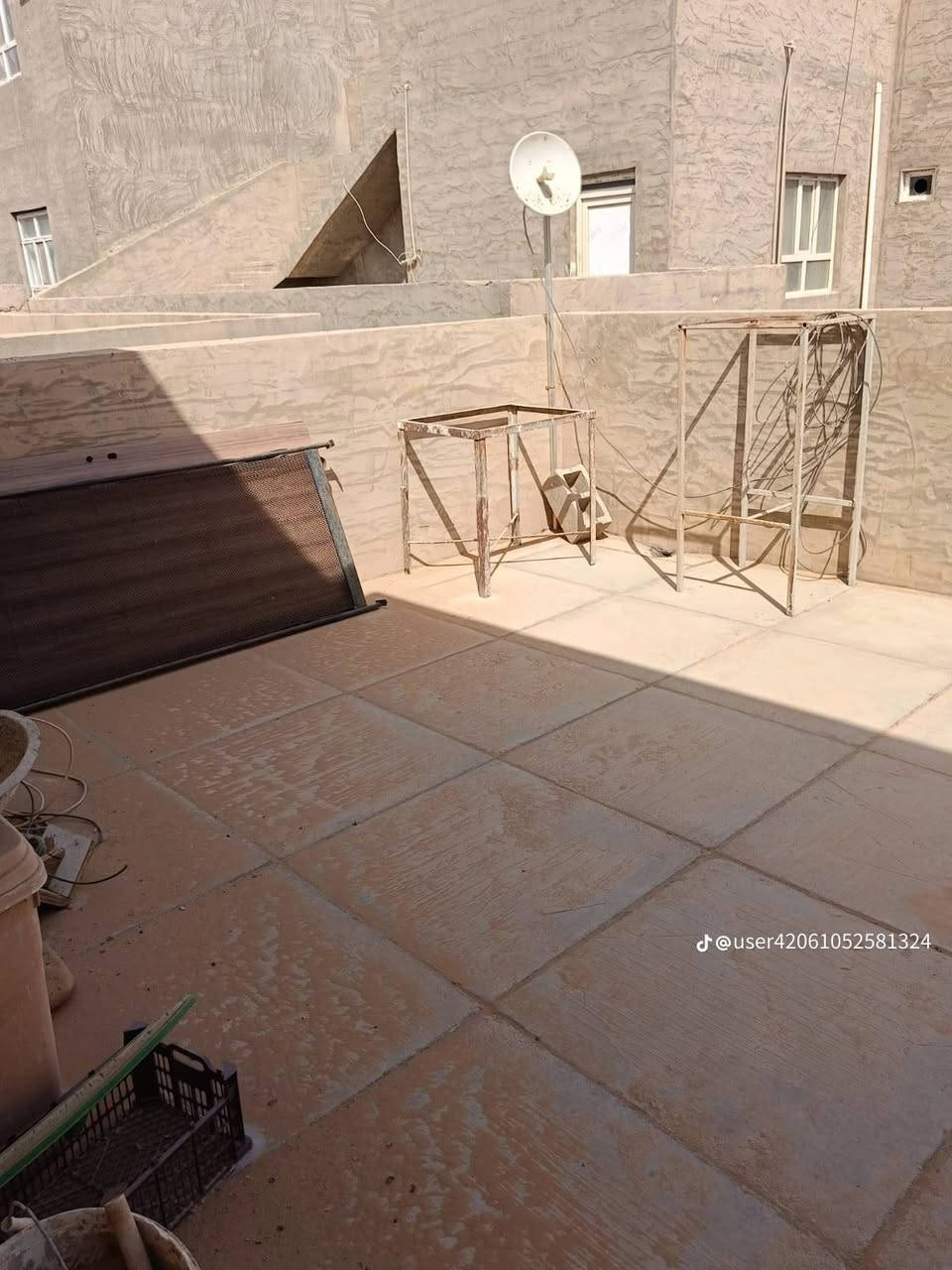 دار للبيع الديوم منطقة التوحيد مساحة 200 متر واجهه 10 نزال 20 شارع 10 قرب المدارس  والملعب الخماسي والجامع وشارع 30 التبليط 4 غرف نوم وصاله ومطبخ واستقبال وصحيات عدد 3 وكراج  ملاحظه البناء لصاحب الدار وليس بياع شراي للاستفسار الاتصال على الرقم ***********
