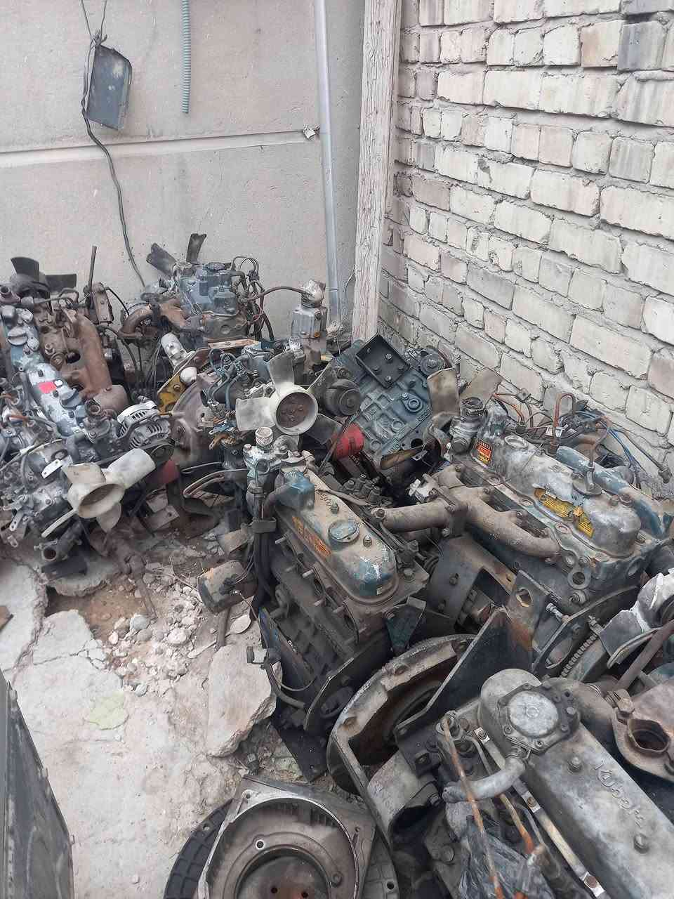 مرحبااشتريت محركات للسيارات ..اجتي وياها هاي المحركات كابوتة ٤ بستم و٣ بستم و٢ بستم محركات كاملة مع تفرعاتها ابيعها شلع كلهن ١٦ محرك للاستفسار 
***********
