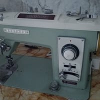 مكينه خياطه للبيع بـ300 وبيها مجال للتواصل ع رقم الواتساب 07781656581