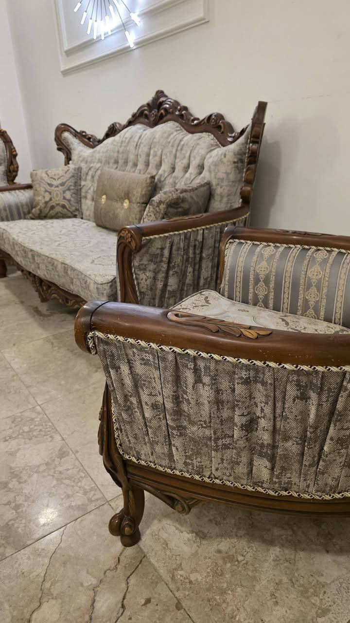 تخم تركي زان اخو الجديد ١٠ مقعد وطبلة وسط مليون وربع قفل 
***********
