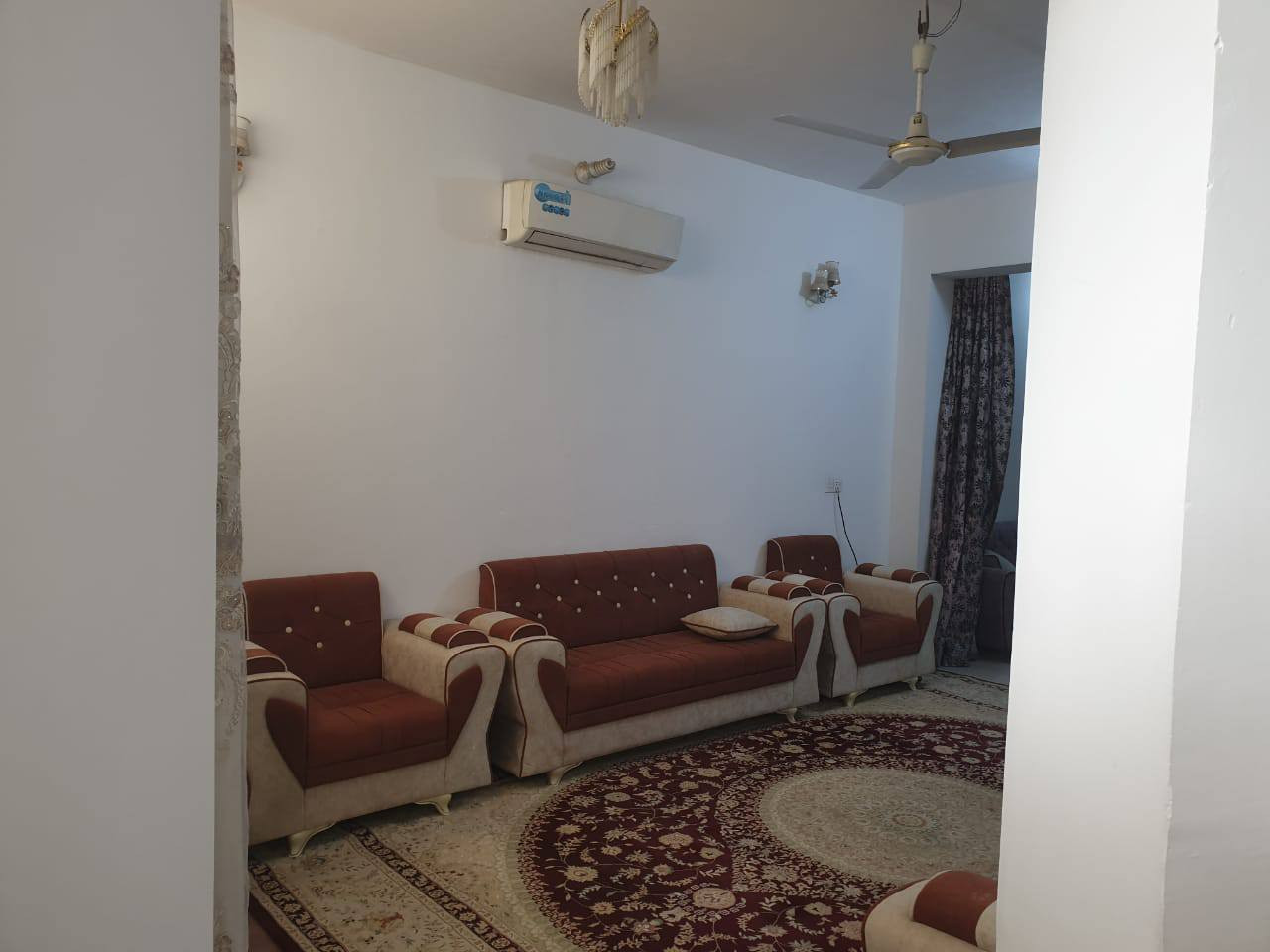 بيت للبيع المستعجل في كربلاء حي الفارس مساحة 200م 
الطابق الارضي كامل والثاني هيكل موقع جدا مميز على حديقه ابصف الركن مقابيل محطة الفارس بناء درجة اولى كافة الخدمات متوفره السعر 255/للاستفسار *********** / ***********/ نستقبل كافة العروض في كربلاء
