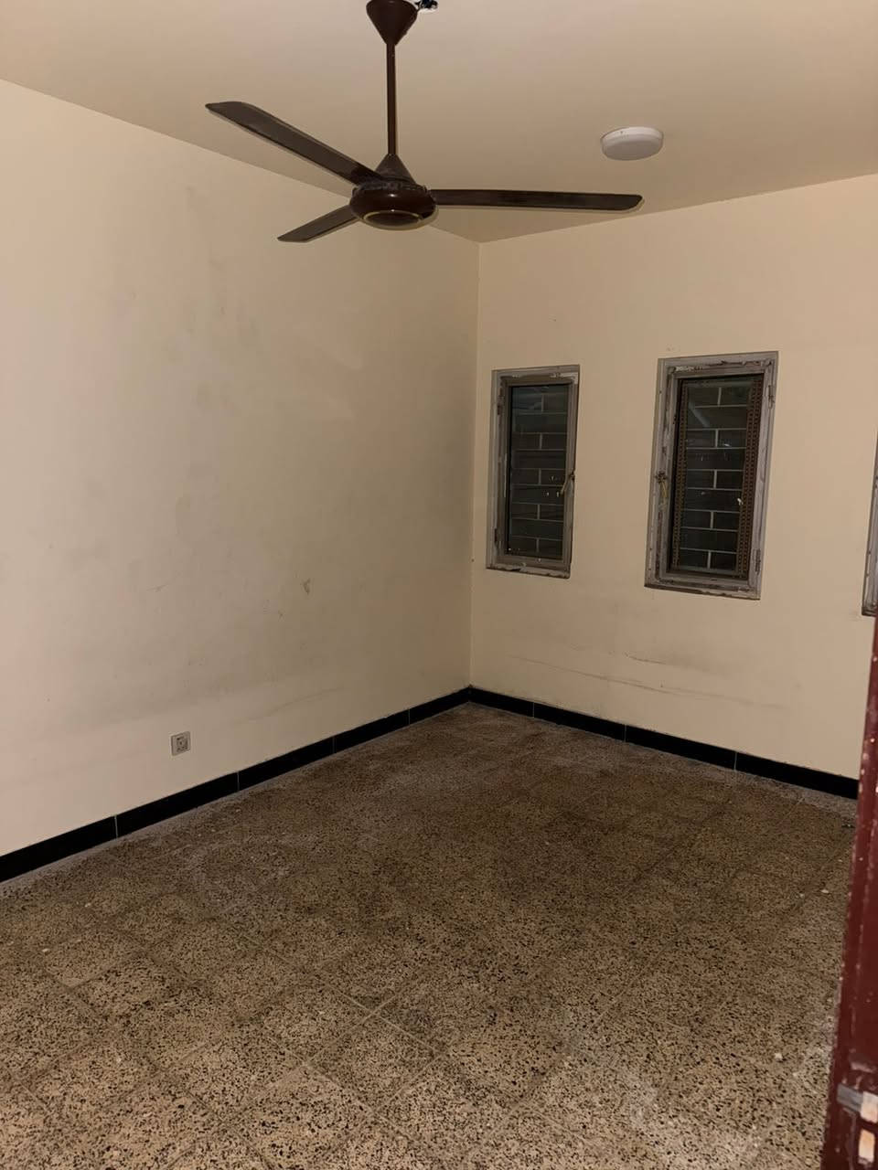 #للايجار_______في_____السيديه

مكتب عبدلله الرفيعي 

شقه في مجمع  5 مساحه  150 متر 

تتكون من

ثلاث غرف نوم مطبخ صاله خدمات صحيه عدد 2 كراج وحديقه

#الايجار 850

للاستفسار الاتصال على الارقام التاليه

***********

***********
