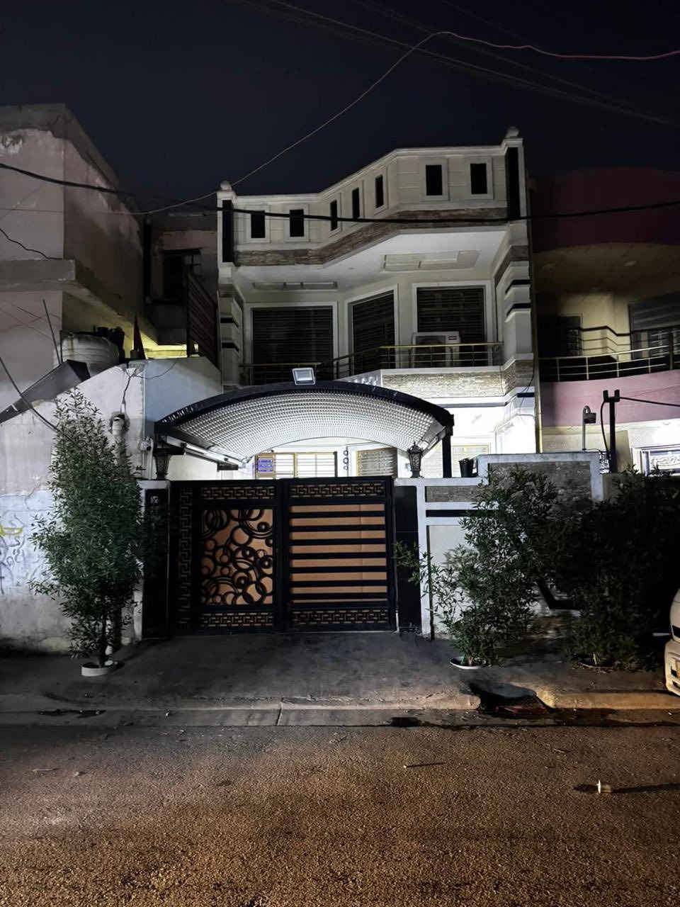 دار للبيع المساحة 150 متر الواجهة6 والنزال 25 ثلاث طوابق بناء سنة 2021 في بغداد الجديدة النعيرية جهة خدمي سريع محمد القاسم للاستفسار الاتصال ***********
