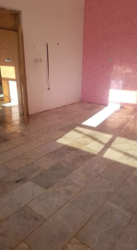 سلام عليكم
شقه حي الصحه الحنانه مقابل مستشفى أمير المؤمنين علي عليه السلام الشقه غرفه + صاله + حمام مساحه٦٠ متر موقعها جدًا مميز ٣ دقايق على شارع الكوفه و١٠دقايق عن مسجد الحنانه 
٣٧٥ وبيها مجال بناء حديث ارض مرمر 
*********** واتساب
