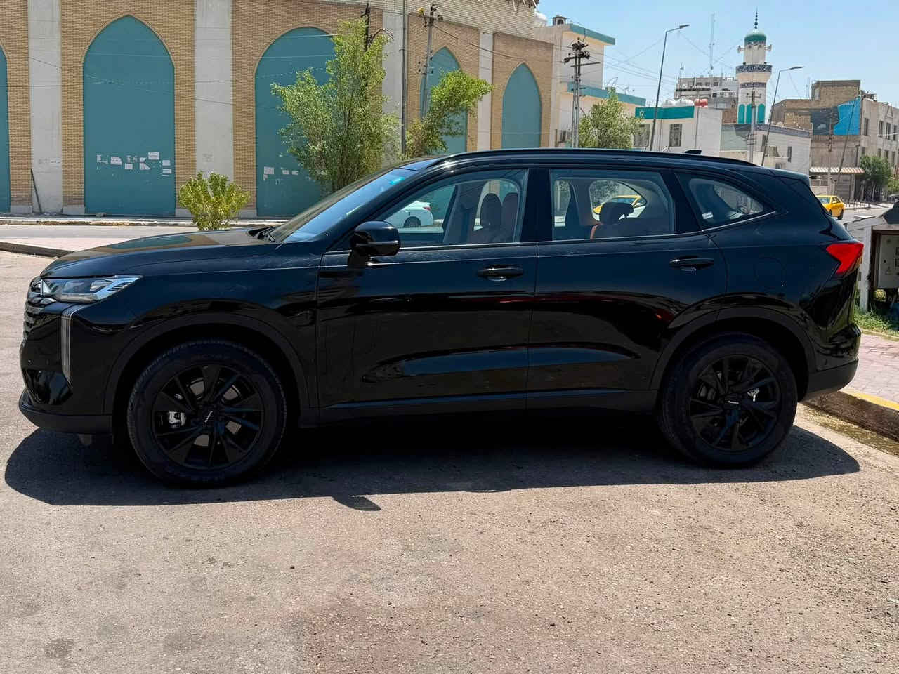 للبيع: هافال HAVAL H6 HEV موديل 2026 (هايبرد)
بحالة الوكالة (أخت الزيرو) - نظافة تامة 100%

 اللون: أسود ملكي مميز  🕶️

 المسافة المقطوعة (الماشية): 7,000 كم فقط (شبه زيرو) 🛣️

 الضمان: السيارة مشمولة بضمان الوكالة القوي (عشر سنوات وعداد كيلومترات مفتوح) 🛡️

📊 الأداء والمحرك (طاقة هجينة فائقة):

 المحرك: 1.5L تيربو هايبرد يجمع بين كفاءة الطاقة الكهربائية والأداء الأسطوري.

 القوة الإجمالية: 240 حصان (HP).

 العزم: 530 نيوتن.متر (N.M) لتسارع قوي واستجابة فورية.

 ناقل الحركة: تكنولوجيا DHT المتطورة المخصصة للهايبرد.

 الاصرفية: سيارة اقتصادية بالدرجة الأولى وبامتياز.

✨ لغة التصميم الخارجي والراحة:

 شبك أمامي جريء بتصميم عصري جديد يجسد روح الفخامة والطابع الرياضي.

 مقصورة مستقبلية واسعة تُجسّد مفهوماً جديداً للرفاهية (أعلى درجات الراحة والاتصال، جودة المواد، والتقنيات الذكية).

 فتحة سقف بانورامية واسعة.

 التحكم الصوتي الذكي: تحكّم كامل بصوتك فقط (شغّل المكيف، اضبط تدفئة المقاعد، تحكّم بالنوافذ، أو غيّر الوسائط) دون أن ترفع يدك عن المقود.

🛡️ أعلى مستويات السلامة والأمان (تقييم 5 نجوم):

 حائزة على تصنيف 5 نجوم من ANCAP للأمان والسلامة.

 مجهزة بـ 6 وسائد هوائية (إيرباج) لحماية شاملة للمقصورة.

 تقنيات أمان ذكية متطورة لمراقبة ظروف الطريق والاستجابة لها بشكل نشط، مما يعزز وعي السائق والتحكم التام بالسيارة.

السعر المطلوب: 32,000,000 دينار بيها مجال

***********
مكاني الاعظمية
