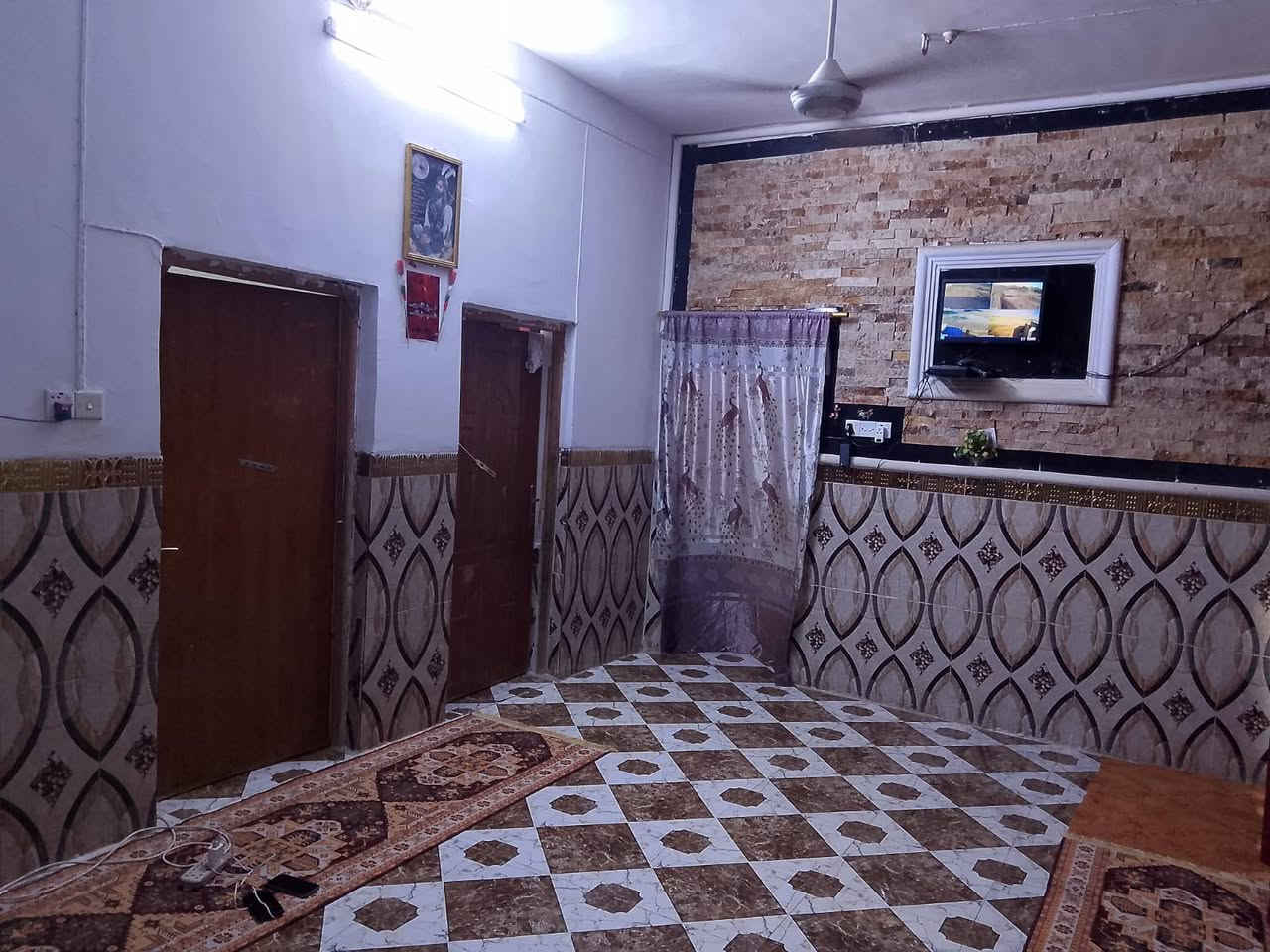 بيت للبيع طريق الدوايه غريب على مدرسه الصحيفه السجاديه بالضبط فرع الطاقه الكهربائيه مساحته البيت فوك ال200متر بناء البيت حديث يتكون من غرف عدد 2وصاله ومطبخ بيت بناء طابوك وسقف كونكريت مسلح  السعر وأكثر تفاصيل الاتصال بالرقم *********** غير متواجد عل الخاص
