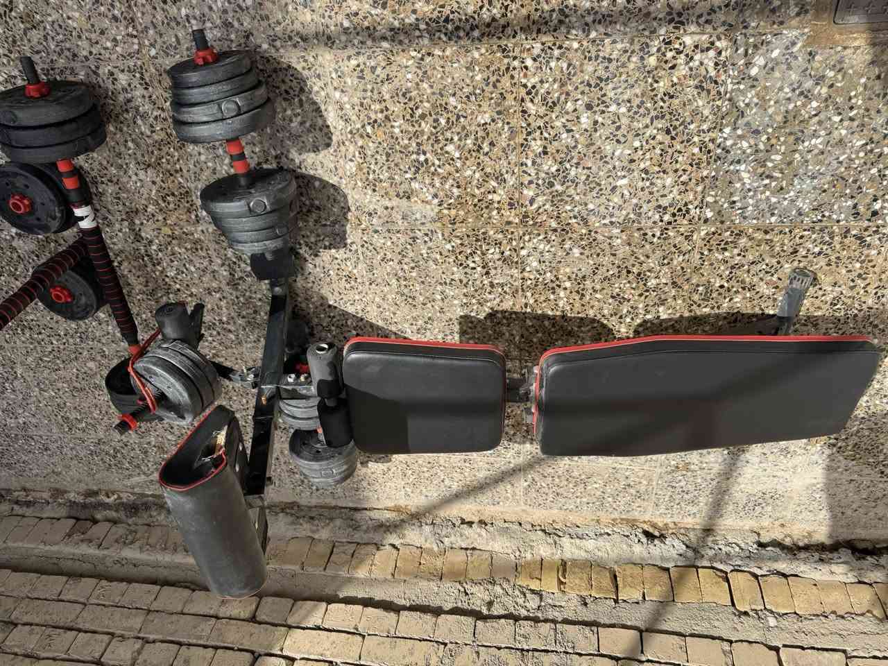 مصطبه كل التمارين بيها صدر ضهر تراي كيل رجل بالاضافه لحبل واشناو ودمبلصين متغير الوزان شفت متغير الاوزان 
للعلم الاوزان اني مشتري زيادة لان يجي وياها بس 10 اقراص
السعر 300 مكاني بغداد البلديات ***********
