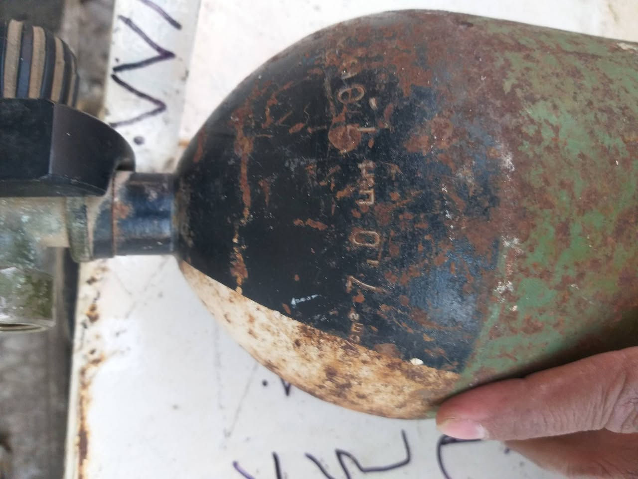 مكينه لحيم ملف نحاس اخت جديده ١٠٠ امبير حقيقي للبيع وبطل اوكسجين ٧ كيلوات رتفاعه نص متر قطره ١٤ سنتيم للبيع رقمي ***********
