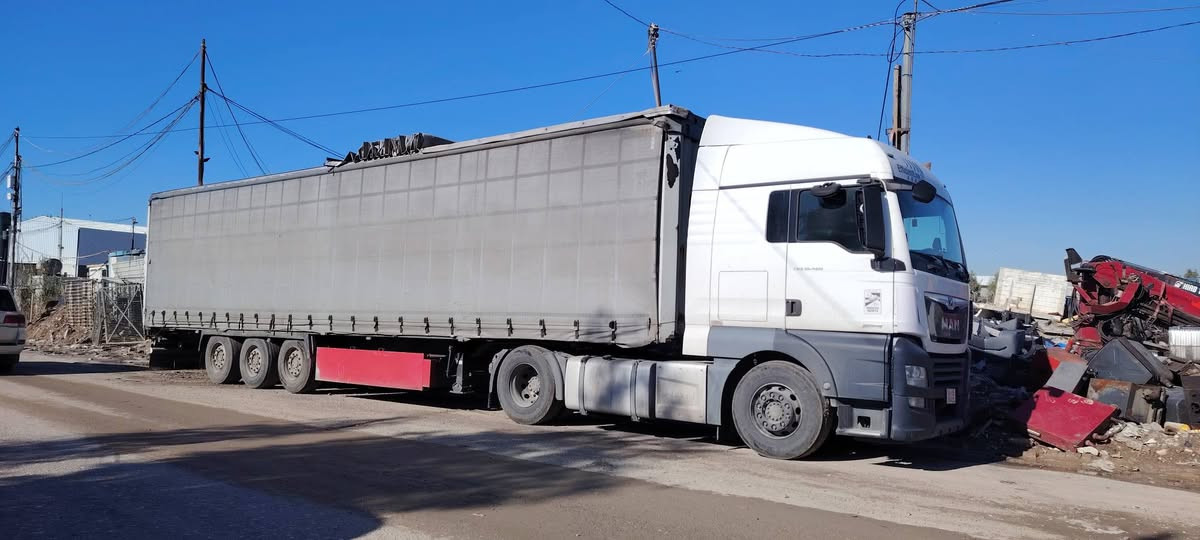 مان TGX 460. 2018 مع العربانة فول اوتوماتيك بون نقص ماشية 600000 كم ..... السعر 3 دفاتر
واتساب ***********
