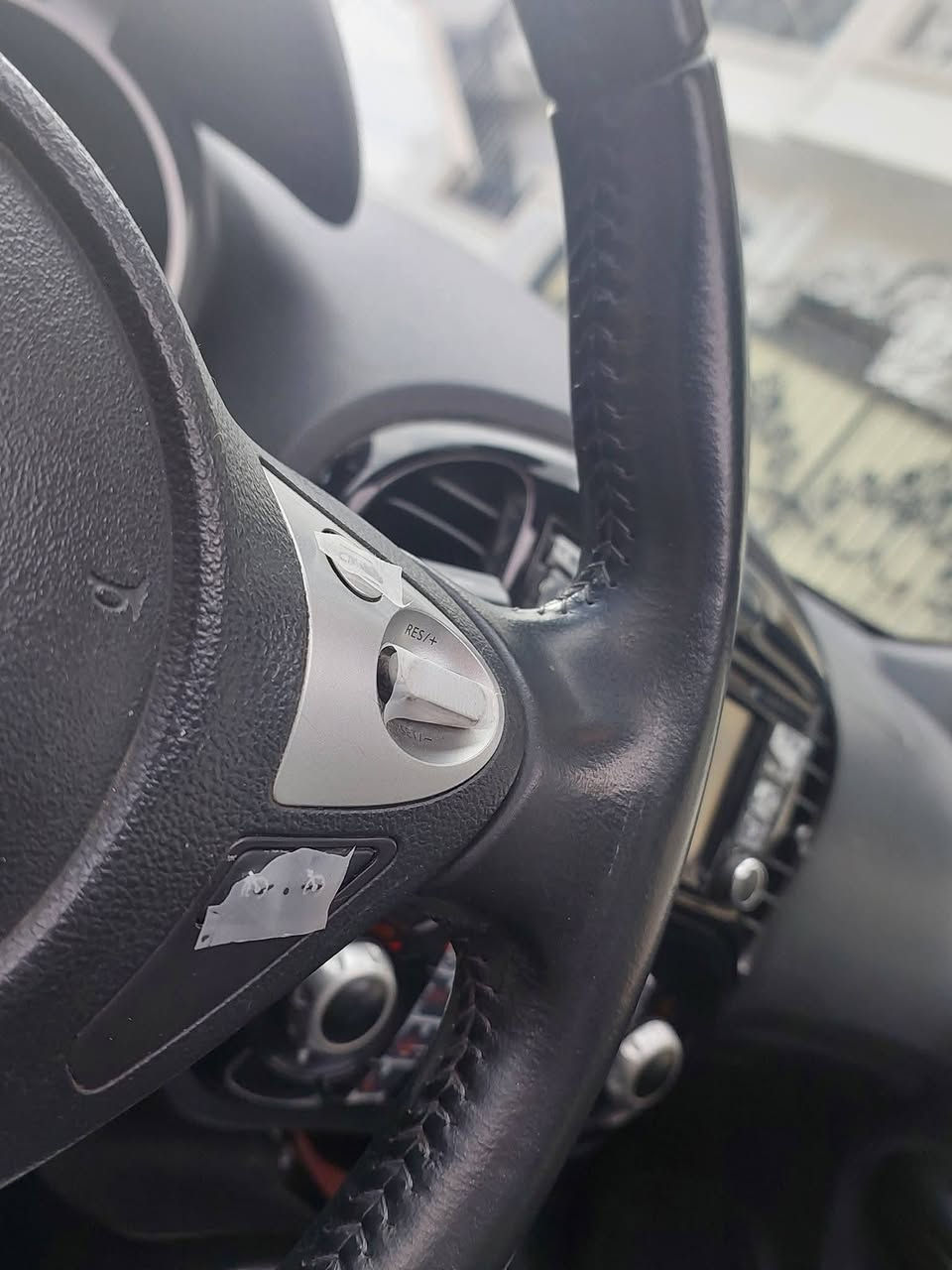 للبيع سيارة نيسان جوك ياباني موديل ٢٠١٨ خليجي فول مواصفات ١/١  كير و محرك شرط ما مفتوح و ما بي أي عيب سيارة جديدة ماشية ٨٥ الف حقيقي ٤ تايرات جديد حدادية جديد يعني ربع دينار مصرف مابي 
مواصفات 
بصمة أبواب و جنطة + بصمة تشغيل 
سقف بانوراما 
زراكات مال لايتات 
ويل كروم اسود بلادي رياضي 
لايتات لد + زينون + LED 
لد نهاري + لايتات AUTO 
كشنات جلد + كشنات جك + كشنات تدفئة 
تحكم ستيرن فول + تحديد سرعة 
شاشة + كامرات ٣٦٠ درجة + أوامر صوتية + شاشة اعطال + GPS 
تحديد مسار + نقطة عمياء 
شاشة لتحكم بالتبريد + نفس شاشة لتحكم ب أنظمة قيادة 
أنظمة قيادة ECO + SPORT + NORMAL 
تبريد لمس + تبريد AUTO 
مراية ترحيب + مراية شفط 
اشارة بالمراية + مراية اسود + مراية هيتر 
مراية كهرباء + ٤ جامات كهرباء
محرك ١.٦ بدون تيربو المرغوب 
و بعد مواصفات هواية مكان سيارة بغداد سعر ١٢٥ و بي مجال بسيط رقم موبايل *********** السيارة باسمي ثاني يوم تحويل
