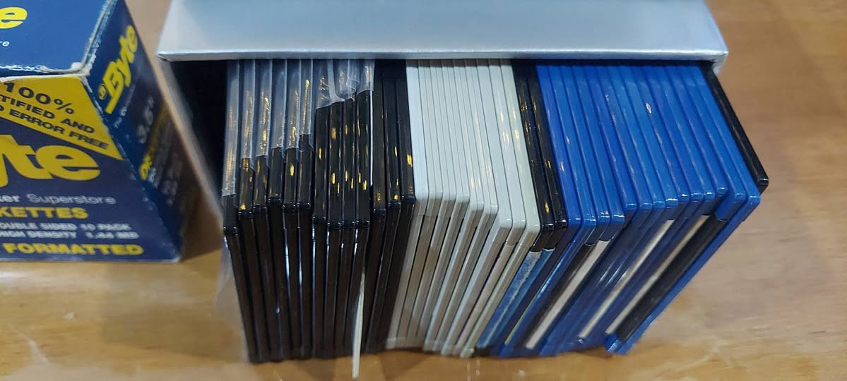 فلوبي ديسك حجم 3.5 وجهين العدد ٥٩ بحالة ممتازة يحتوي على مجموعة برامج وقسم منها جديد غير مستعمل 
للمزيد من المعلومات يرجى المراسلة على الخاص او الكتابة في التعليقات 
يتوفر التوصيل لجميع المحافظات بغداد ب٤ والمحافظات ب٦


**إذا كنت صاحب هذا الإعلان وتريد حذفه لأي سبب، رجاءا أرسل رسالة إلى الدعم الفني**