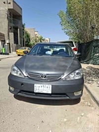 كامري 2006  امريكي  بيها ٣ قطع صبغ ووحده كلير السيارة باسمي وجانيها من...
