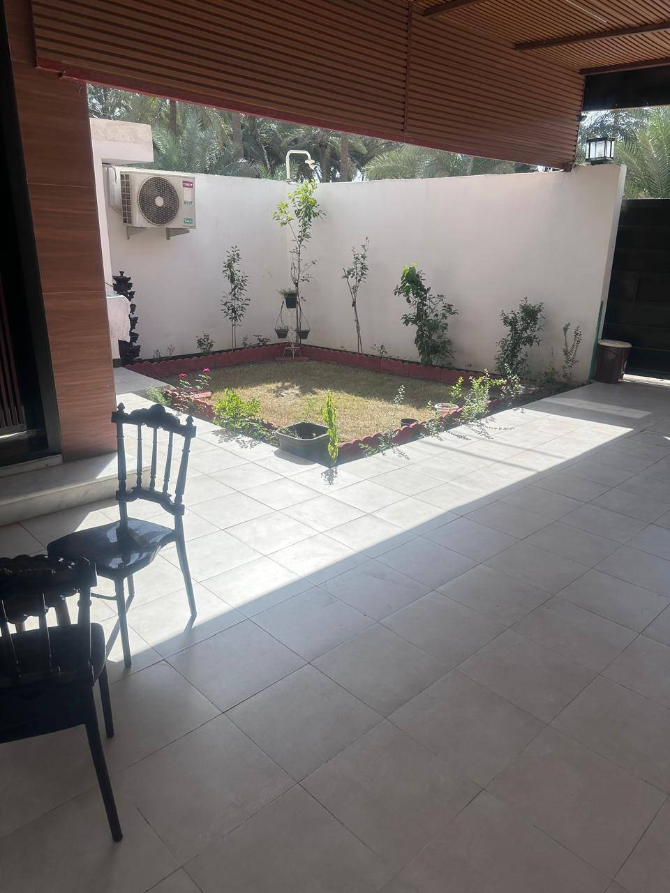 ✨🏡 تحفة معمارية للبيع 🏡✨

🔹 دار حديثة وفخمة بمساحة 200 متر
📍 الموقع: زوير — قرب الشرطة النهرية
🚗 تبعد حوالي 200 متر فقط عن الشارع الرئيسي (شارع الكورنيش)

━━━━━━━━━━━━━━━

🏠 تفاصيل الدار:

🔸 الطابق الأول:
🛋️ صالة واسعة
🍽️ مطبخ
🚿 مجمع صحيات
🛏️ غرفة نوم

🔸 الطابق الثاني:
🛏️ 3 غرف نوم
🚿 مجمع صحيات
🚪 كوليدور

━━━━━━━━━━━━━━━

✅ بناء حديث وعصري
✅ موقع هادئ ومميز
✅ الدار غير مسكونة حاليًا
✅ استلام مباشر وفوري
🪑 يباع مع الأثاث أو بدونه حسب الاتفاق

━━━━━━━━━━━━━━━

📌 للاستفسار والمراجعة:
🏢 مكتب الملاك للعقار
📍 حلة — حي الصحة — قرب جسر بتّه

📞 أرقام الاتصال:
☎️ ***********
☎️ ***********
☎️ ***********
☎️ ***********

🔥 فرصة ممتازة للسكن والاستثمار 🔥 حلة, بابل
