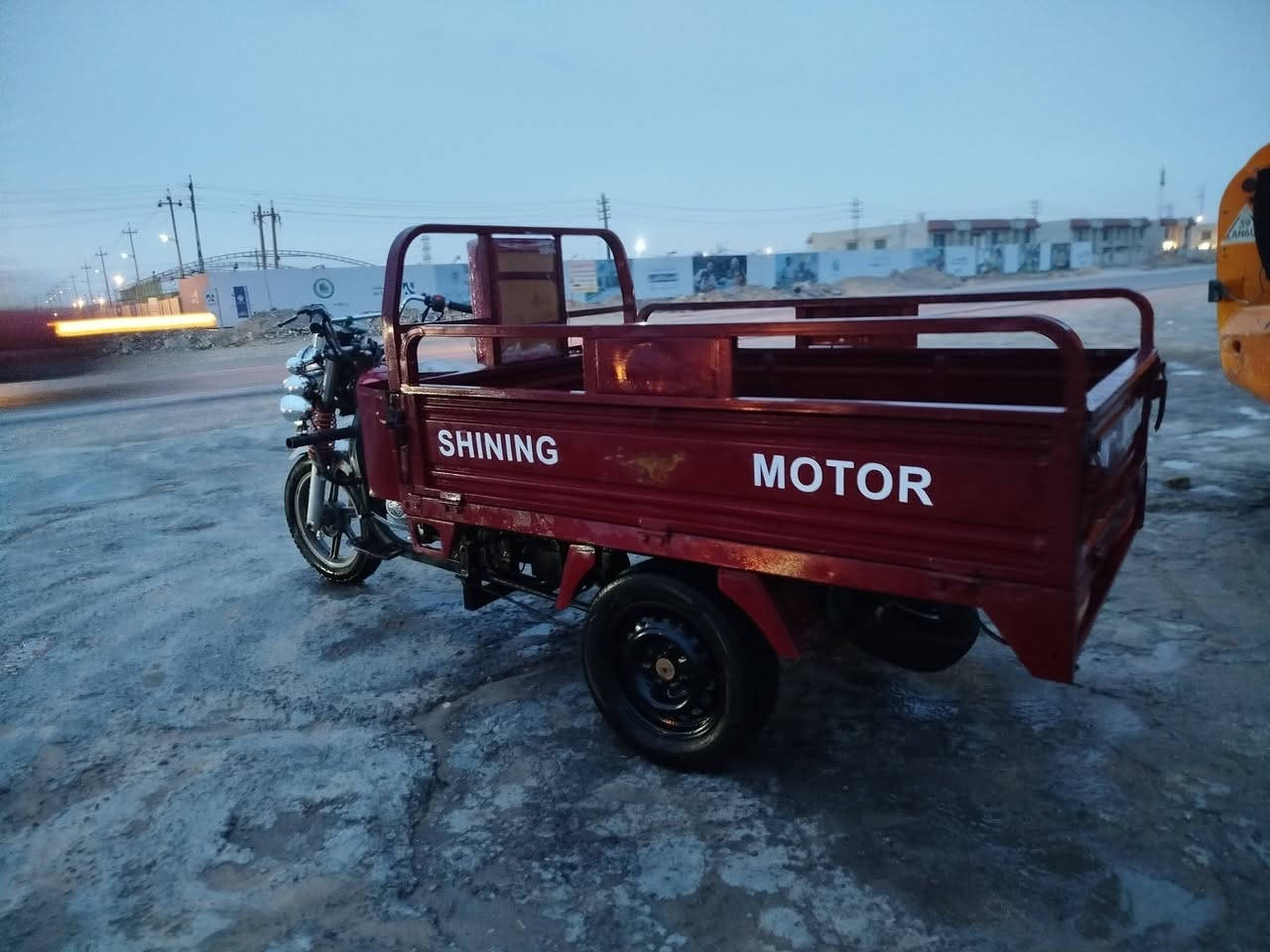 السلام عليكم
ستوته للبيع شاصي 17وغراض 25 اوراق اصولي 
مكاني كربلاء قرب مستشفى التركي 
السعر 1400وبيه مجال 
الرقم ***********
