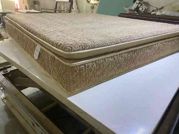 بأحدث المكائن والمعدات توفر حصريا لدى معمل جوهر الرحمن لبيع وتقطيع الاسفنج دوشك نفرين طبي (دوشك ماركه king) 
#السعر : 225 الف 
هديه مع الدوشك مخدتين ديباج
نود اعلامكم خدمة التوصيل داخل بغداد 5 اللاف
متوفر توصيل لجميع محافظات العراق 
#ضمان_حقيقي_وفعلي_5سنوات

يتألف الدوشك  من 5 طبقات
1.طبقة اسفنج ضغط عالي نوع ( اكسترا )
2.طبقه طبيه دنلوب 
3.وجه قماش قطني ١٠٠%. 
4.طبقه مانع حساسية والحراره.
5.وجه خاولي مع حشوه ديباج .
(مفيد جدا لمرضى الفقرات والإنزلاق والمفاصل) وأكثر ما يميز هذا المنتج #خالي_من_السبرنك  
#الارتفاع_الدوشك_25سم 
#متوفر_بجميع_القياسات 
خصم خاص لأصحاب الجمله
لا تتردد بالاتصال*********** واتساب ***********جمله
أوزيارة معرضنا في 
بغداد شارع المطار باتجاه ساحة عدن
