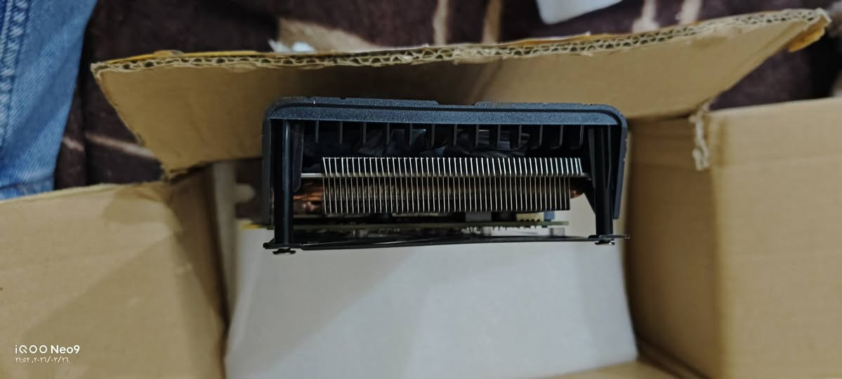 السلام عليكم خوان نطونة سعر بي 
          كلشي موضح كدامك جميع تافصيل

للبيع: كرت شاشة Sapphire Radeon RX 580 2048SP
​المواصفات والتفاصيل:
​الماركة: Sapphire (النسخة الأصلية الموثوقة).
​الموديل: Radeon RX 580 2048SP.
​الذاكرة: 8GB GDDR5.
​المنافذ: يحتوي على منفذ DP، منفذ HDMI، ومنفذ DVI-D.
​الطاقة: يحتاج إلى وصلة 8-pin (يفضل مزود طاقة 500 وات حقيقي أو أكثر).
​الحالة: الكرت شغال ونظيف جداً، والحرارة ممتازة (65-68 درجة تحت الضغط) كما موضح في صور الفحص.
​ملاحظة تقنية للمشتري:
الكرت يقرأ في بعض البرامج (مثل الـ OSD في الألعاب) على أنه RTX 3050 بسبب Bios معدل، لكن الأداء الفعلي والتعريفات هي لكرت AMD Radeon RX 580. الكرت يقدم أداء ممتاز جداً في ألعاب مثل PUBG، GTA V، و Call of Duty على إعدادات عالية
الفحص: الكرت مفحوص ومجرب وبالضمان التشغيلي.


**إذا كنت صاحب هذا الإعلان وتريد حذفه لأي سبب، رجاءا أرسل رسالة إلى الدعم الفني**