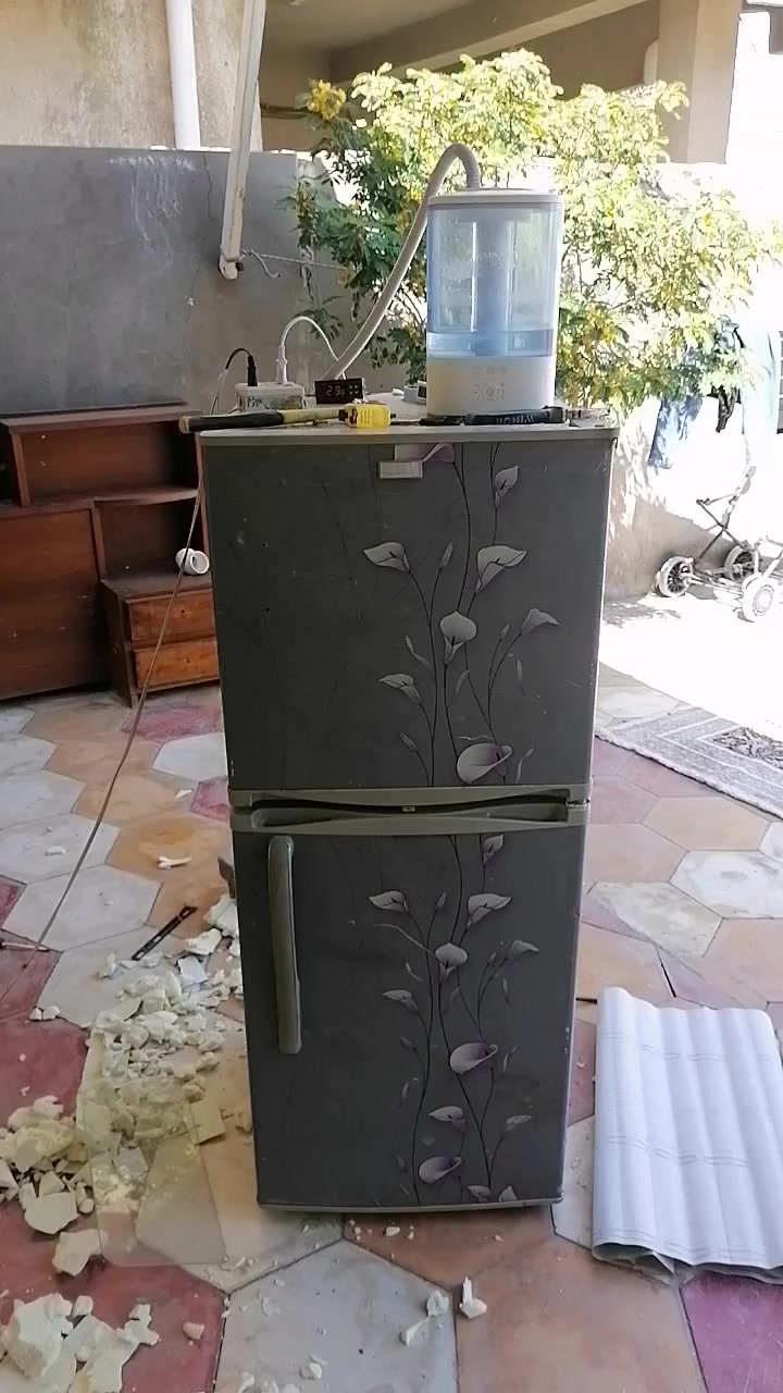 فقاسه من كشر ثلاجه تاخذ اكثر من 200 بيضه توصل لل 300 بيضه سعرها 100 مع المجال البسيط سماوه حي العسكري ***********
