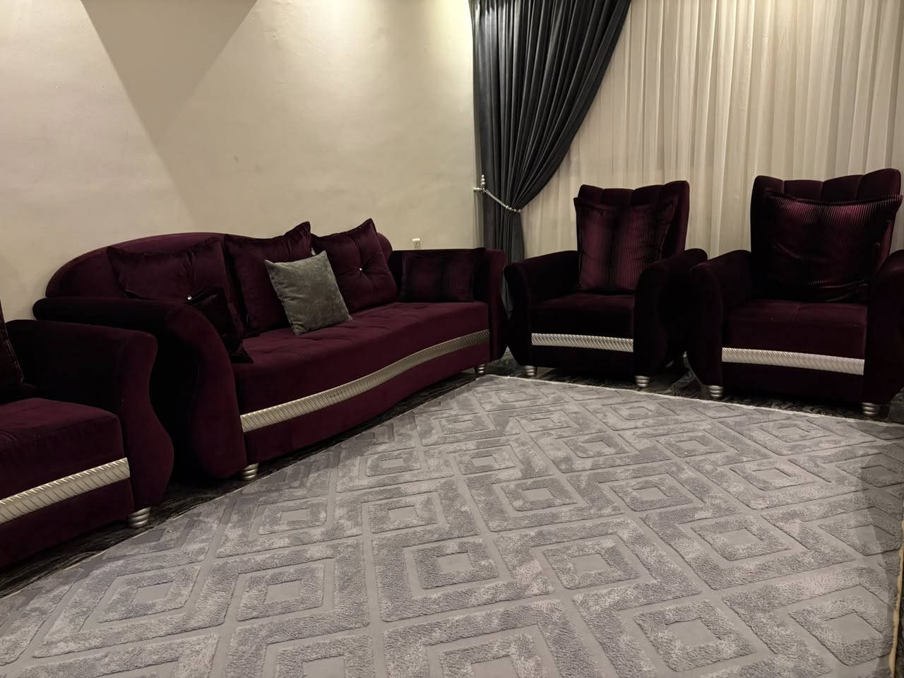 للبيع تخم جديد مستعمل قليل جدا نضافته 100‎%‎100 عشر مقاعد لون عنابي
المكان بغداد حي الخضراء
*********** السعر 850 وبي مجال
