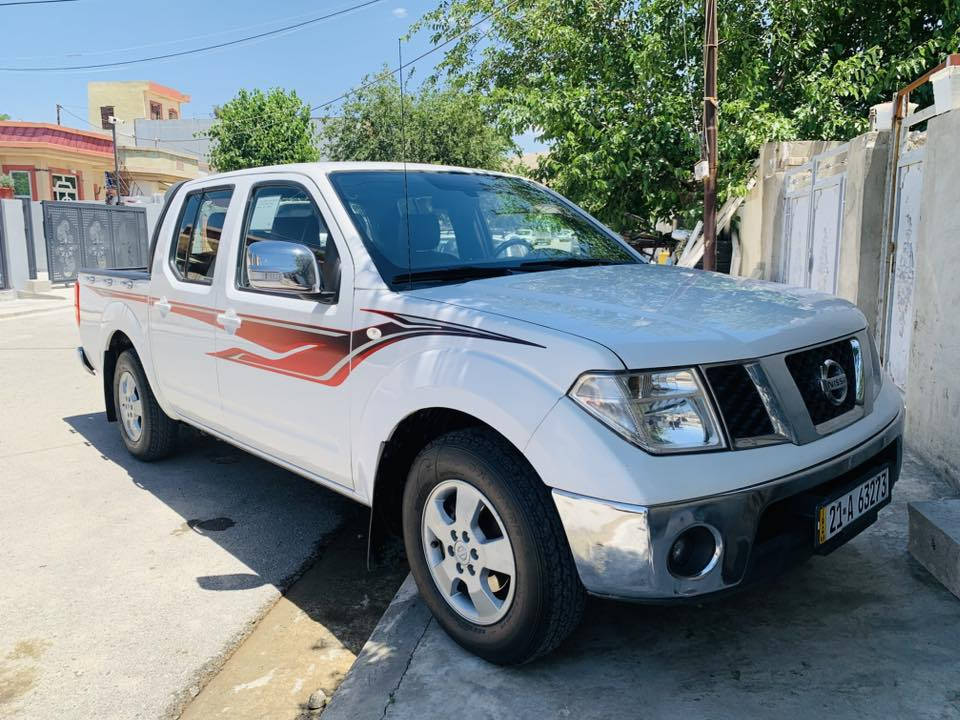 نیسان ناڤارا مۆدێل ٢٠١١
بێ بۆیاخ بێ لێدران و بێ دەعم 
هەموو گیانی لەسەر دەقی شەریکە ماوە سەیارەیەکی زۆر پاک و خاوێنە سەیارەی ماڵە
سەنەوی تازەیە  تەحویل و غرامە بە شەرت 
دەعامی بۆ دەعامی بە شەرت 
گێڕ و مەکینە بە شەرت 
شووێن /سلێمانی 
***********
