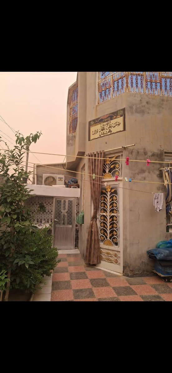 بيت خلف الملعب شارع حسن المجتبى المساحه ٢٠٠م بناء طابوك مسلح يتكون من غرفتين وبراني وصاله خدمات كامله للإستفسار على الرقم ***********أو مراجعه مكتب الجبل البندقيه مقابيل علوه المخضر

