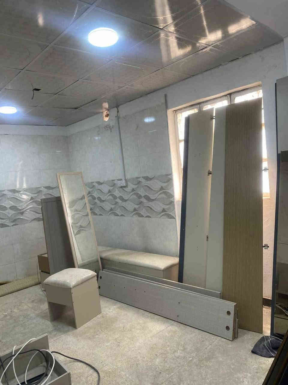 شقة طابق ثاني معزولة درج مستقل للايجار في جمعية إسكان الموانئ على الشارع العام المقابل لمستشفى الثقلين  خدمات كاملة تتكون من صالة ضيوف ومطبخ مفتوح على صالة العائلة وغرفة ومجموعة صحية مع سطح داخلي الشقة جاهزة السعر ٤٠٠ الف شامل اجور الماء والكهرباء للاتصال واتساب *********** البصرة, العراق
