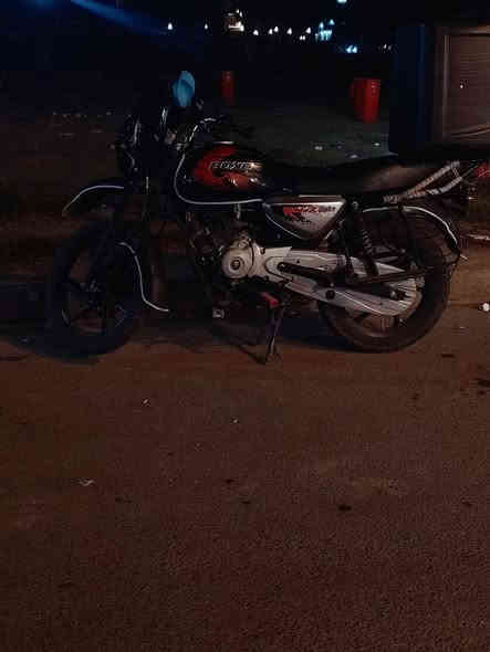 سلام عليكم عندي دراجه بوكسر البيع موديل ٢٠٢٣ نازله ب ٢٤ ماشيه ٤٤ الف حقيق مرقمه كامله رقم سنويه بسمي تحويل ثاني يوم دراجه خير من الله  سعر ٢٦٠٠ بيه مجال اذا مو شراي لا تكسر بيه متواجد  ع فيس هذا رقمي *********** عنوان زعفرانيه
